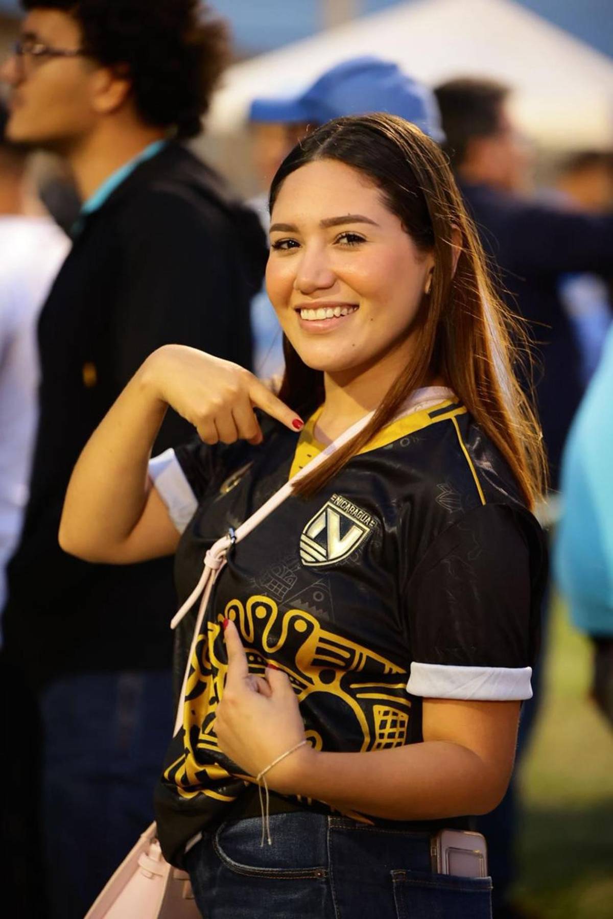 Periodista enamora: las bellas chicas cautivan en el Nicaragua vs Honduras