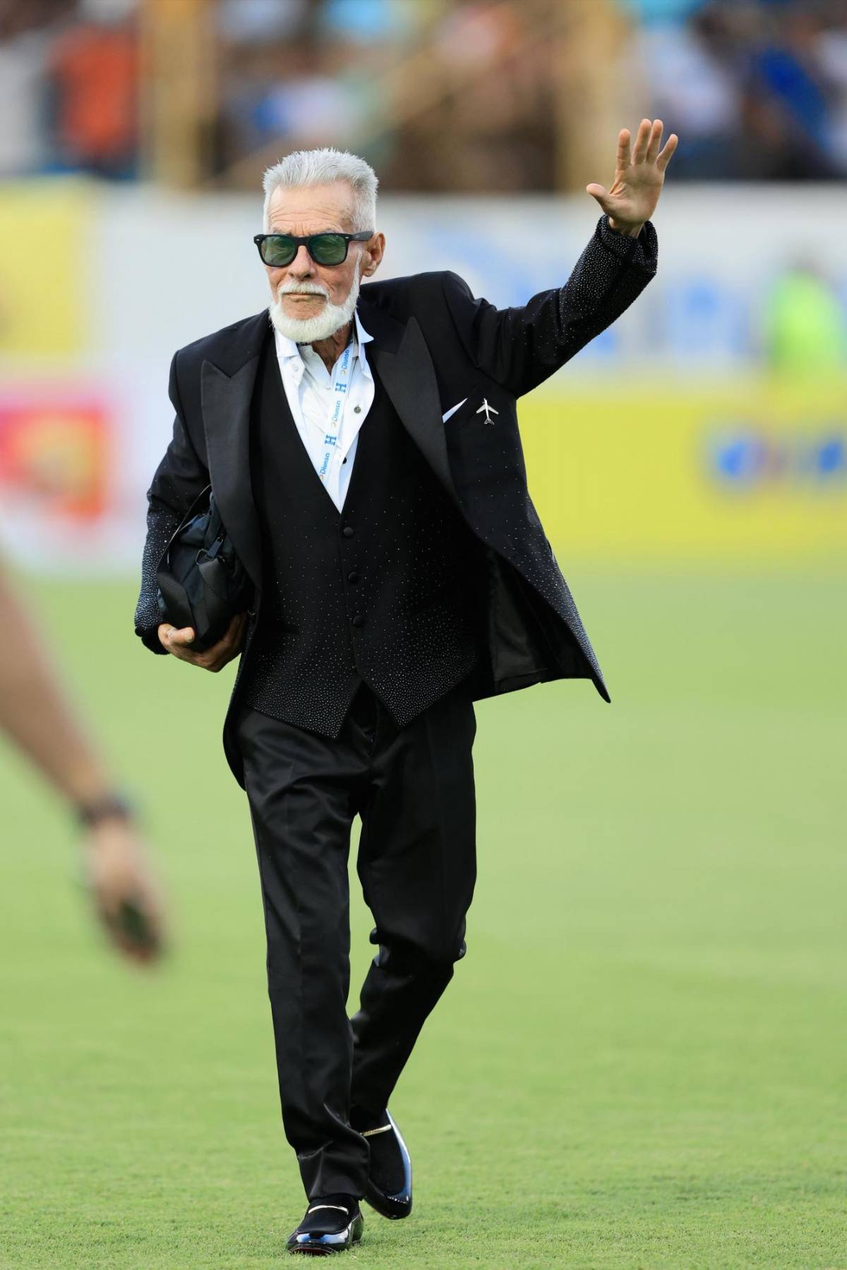 Con saco escarchado llega El Loco de la Selva al estadio Morazán