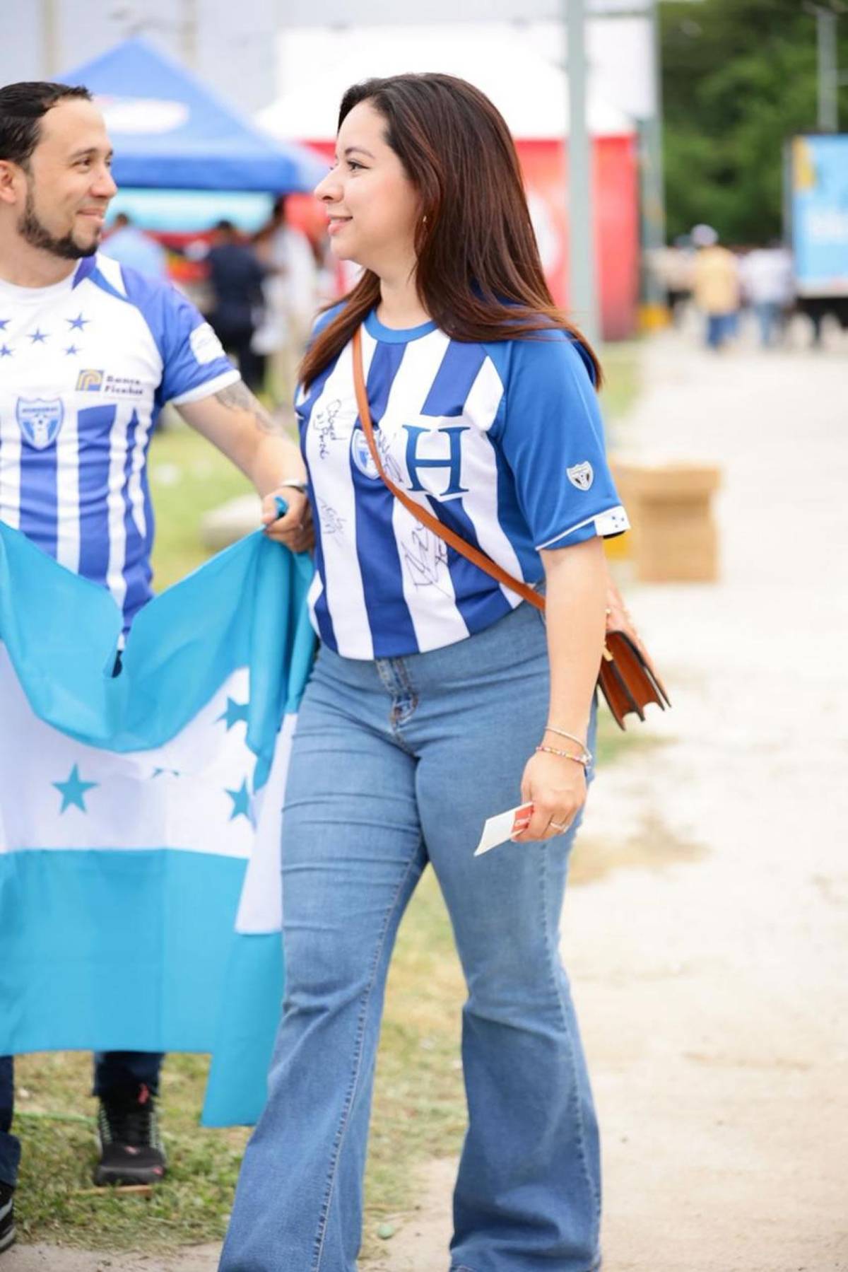 Periodista enamora: las bellas chicas cautivan en el Nicaragua vs Honduras