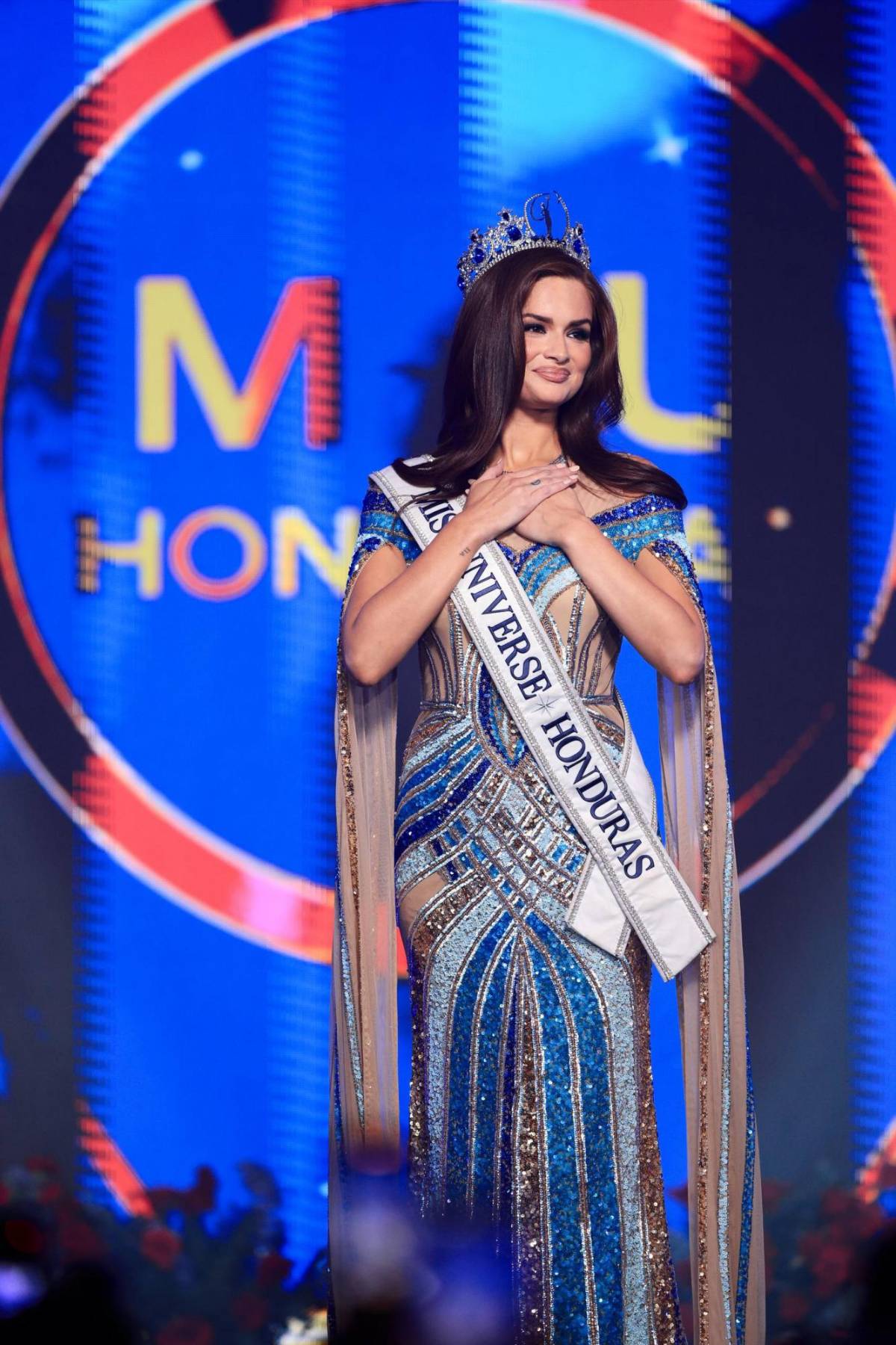 Stephanie Cam se despide de su reinado con impecable pasarela en Miss Honduras Universo 2025