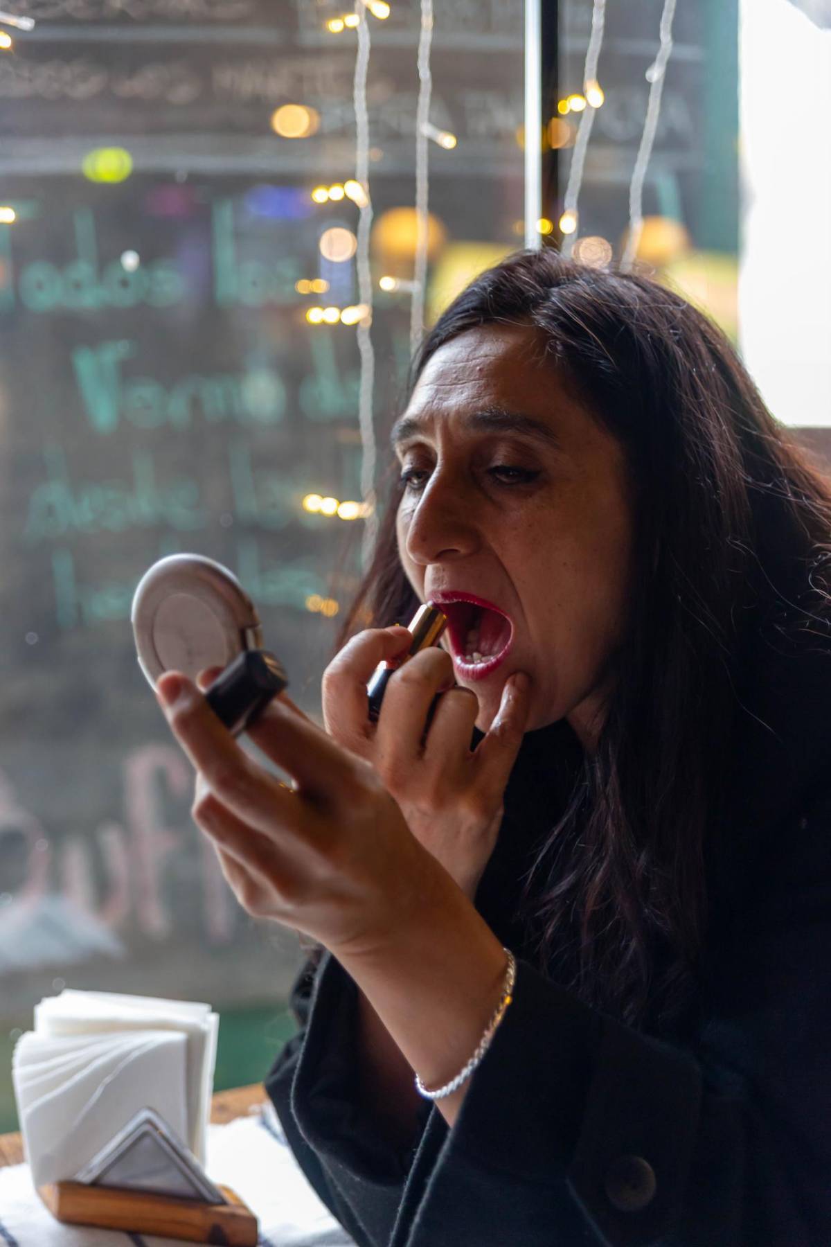 ¿Vanidad o baja autoestima?: razones por las que algunas mujeres no salen sin pintarse los labios
