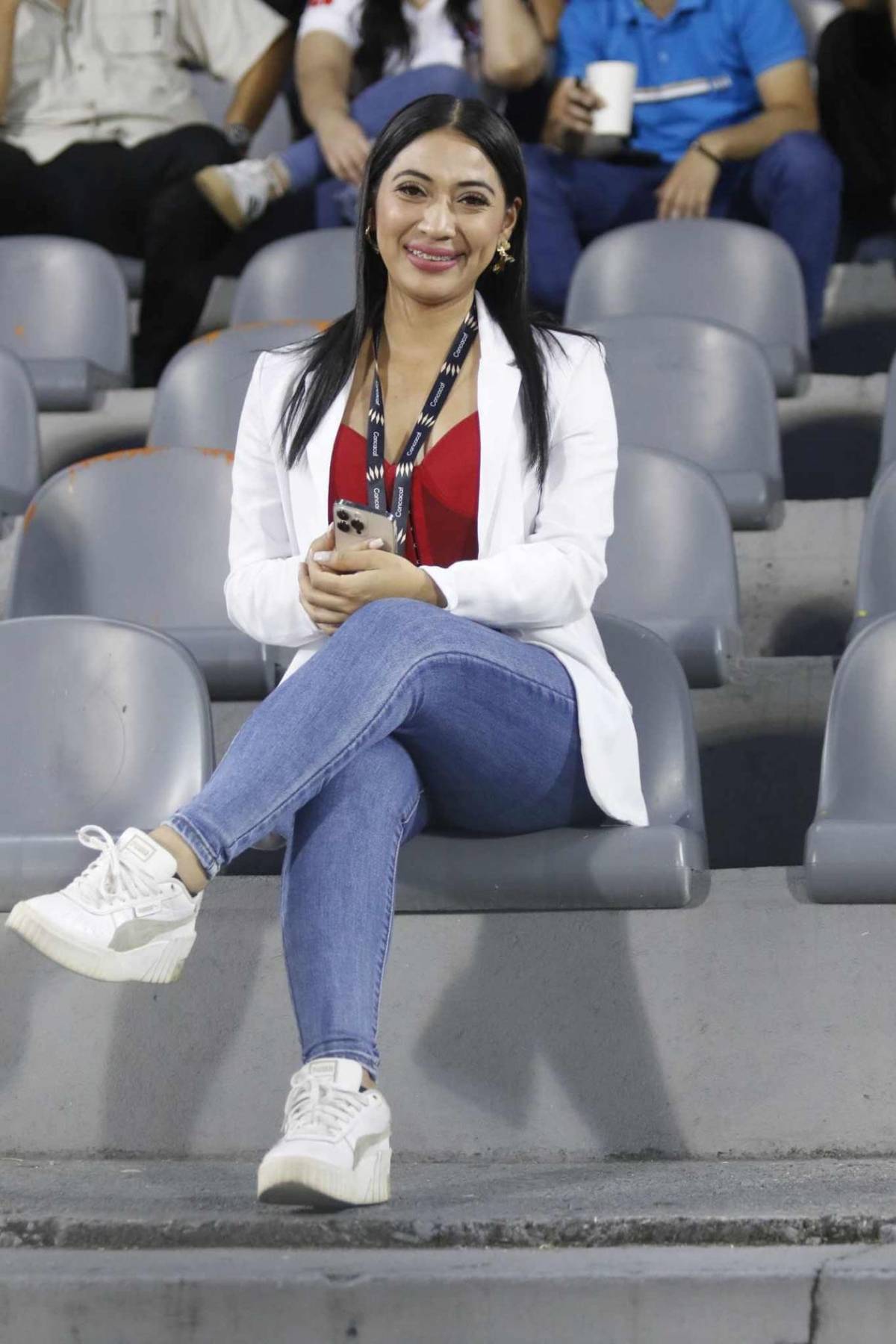 Victoria - Olimpia: ambiente, chicas, curiosa iguana y un animado Beckeles