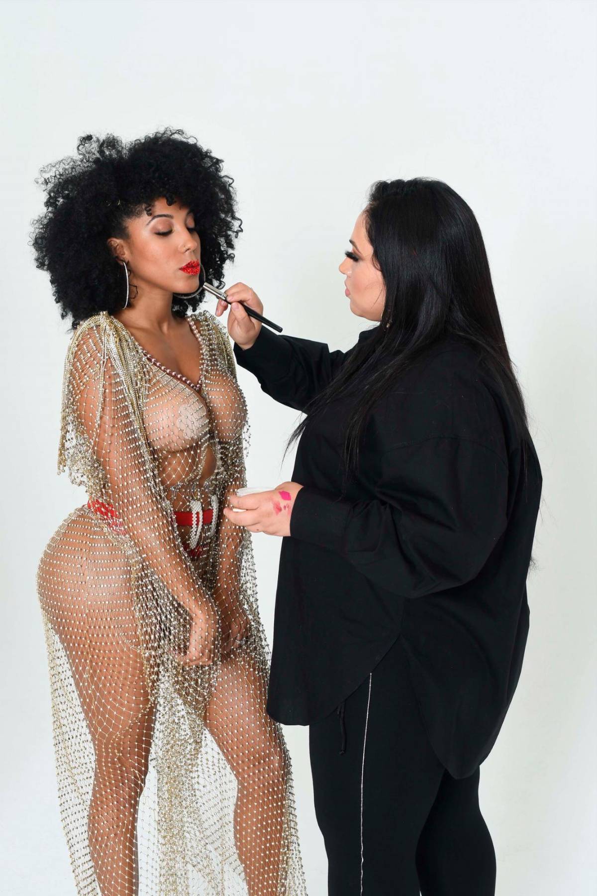 Hondureña triunfa como maquillista de famosos