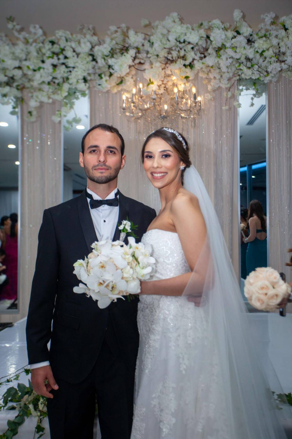 Stephanie Dox y Faiz Andonie se casan en una celebración eclesiástica de ensueño