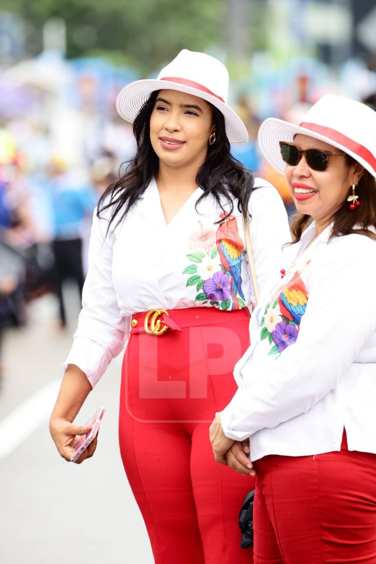 ¿Quién es la bella maestra que roba miradas en los desfiles de SPS?