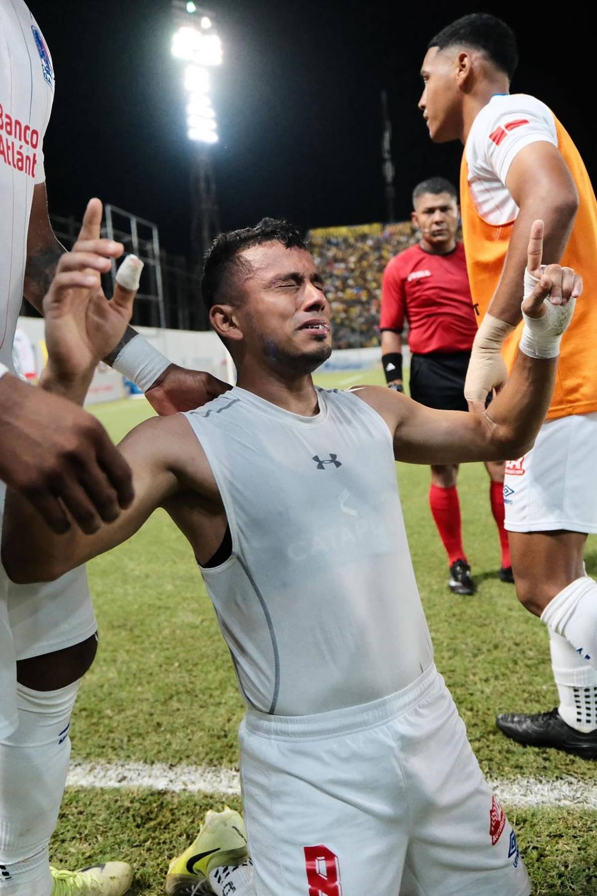 El héroe repentino, Olimpia festeja, llanto, dolor en Real España y sexys bailarinas