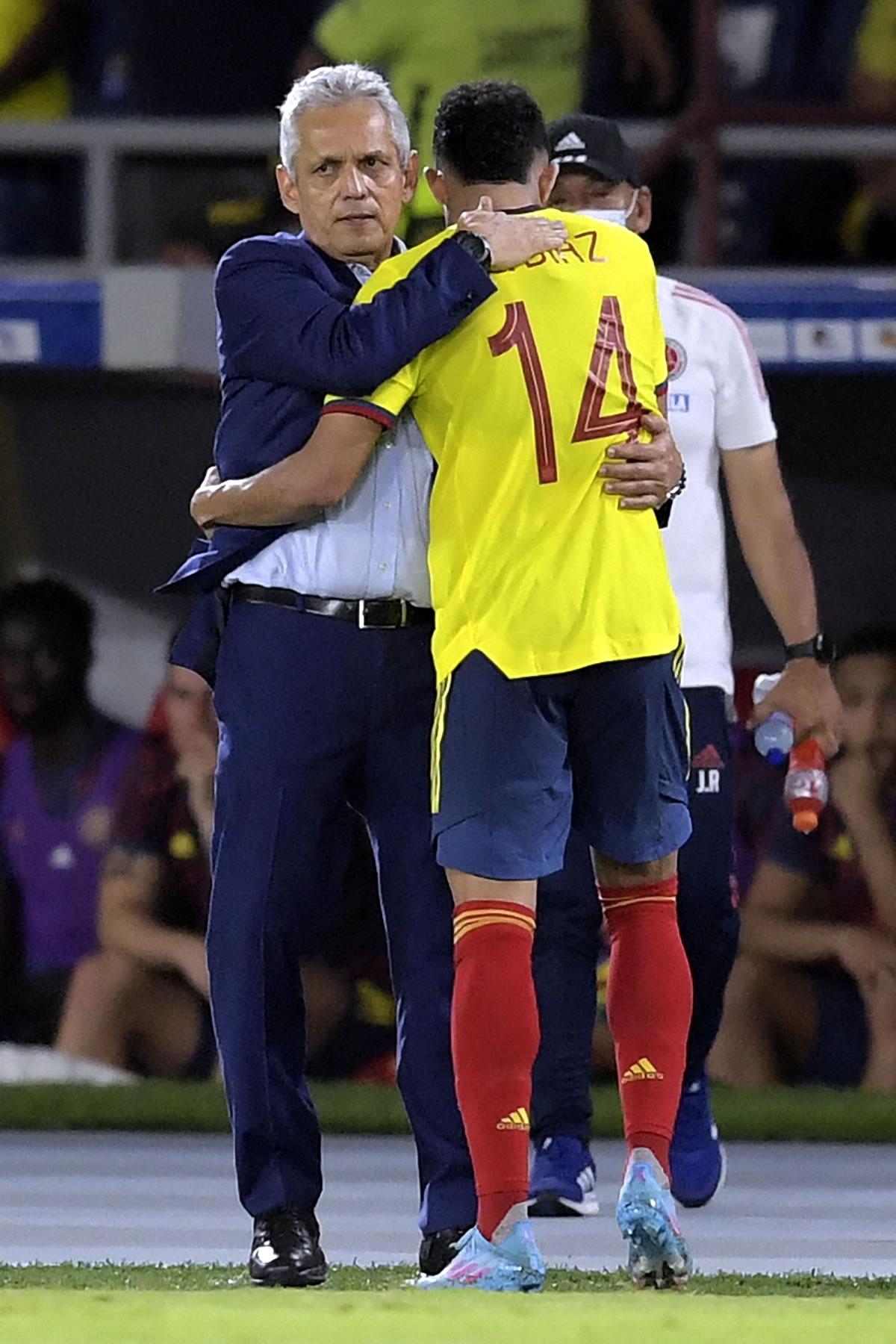 Reinaldo Rueda felicitando a Luis Díaz por su gol.