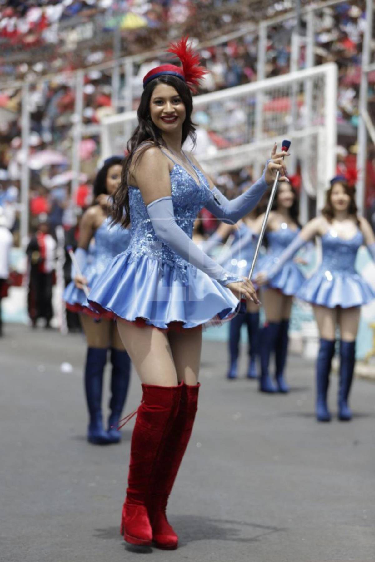 Hermosas palillonas del Jesús Milla Selva brillan en los desfiles