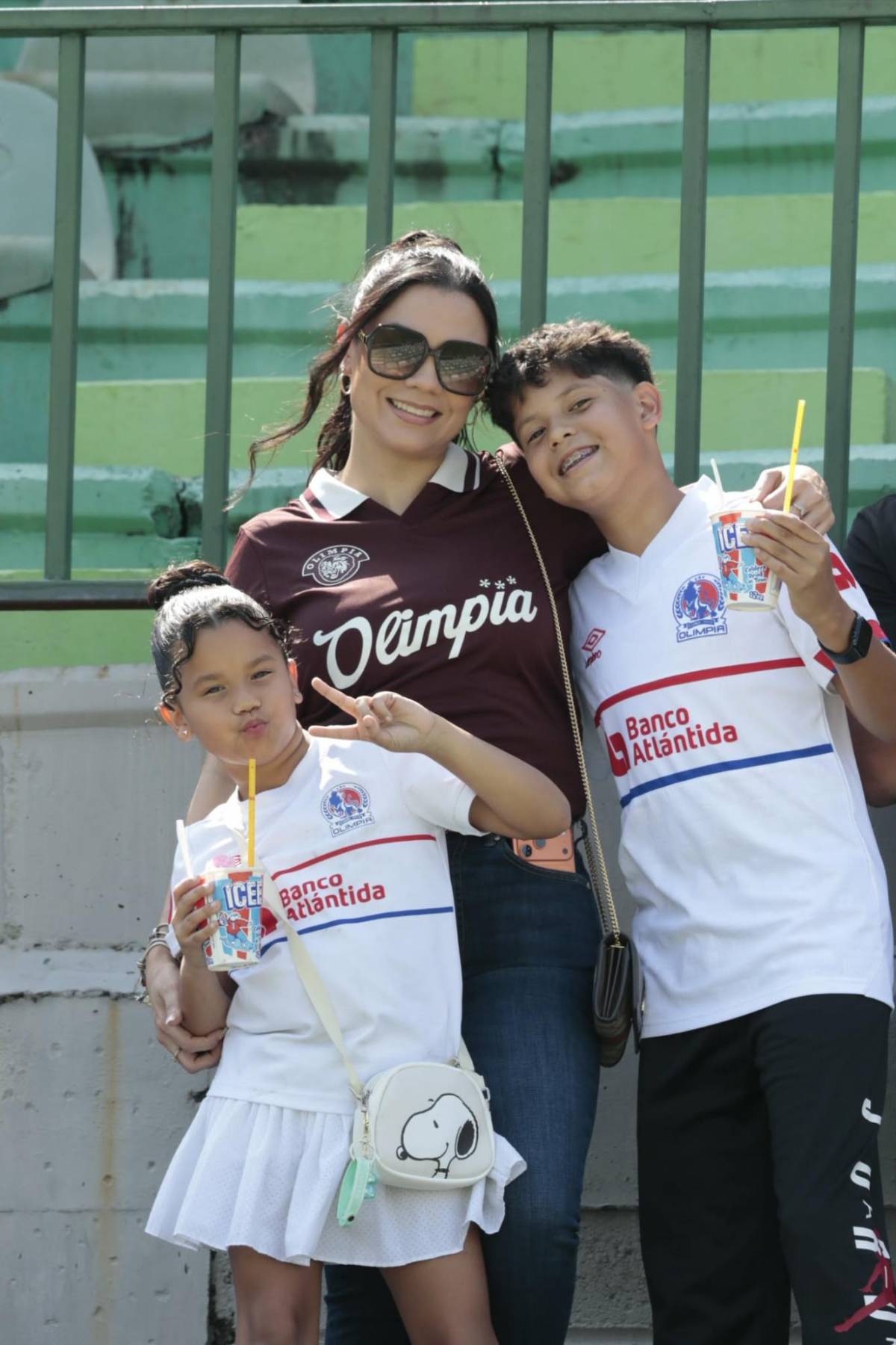 Esposa de futbolista y argentina enamoran: las bellezas en el Marathón-Olimpia