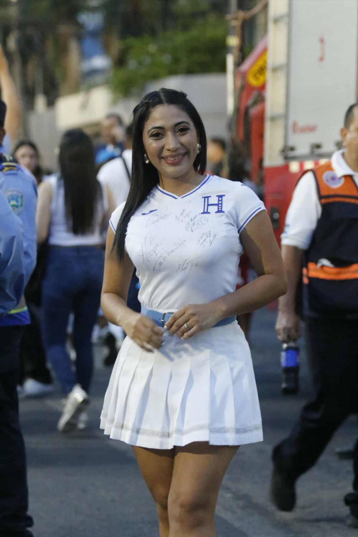 Modelo enamora en el Honduras-Costa Rica y derroche de bellezas en SPS