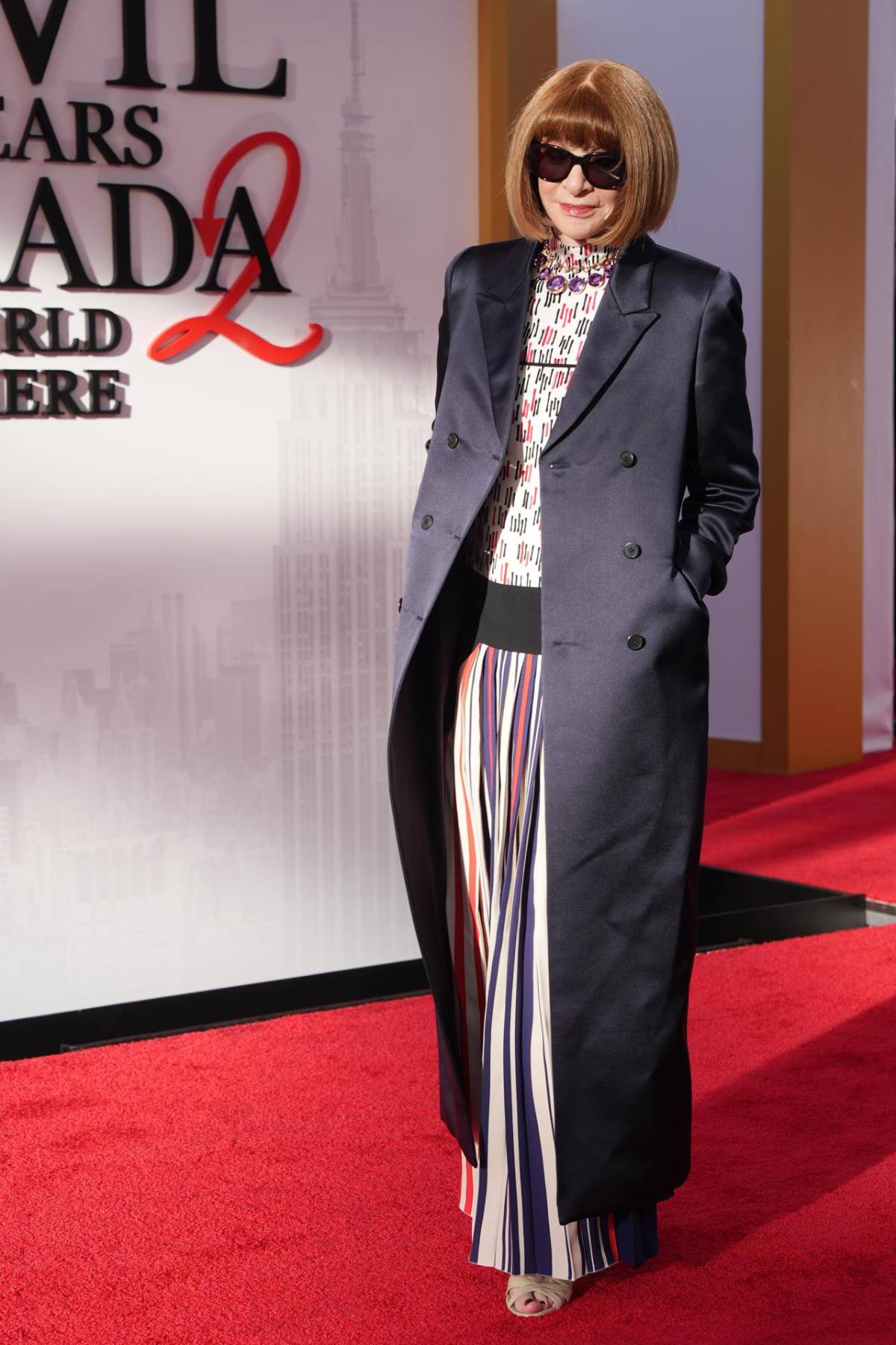 Elenco de El Diablo viste a la moda 2, deslumbra en el estreno de la película