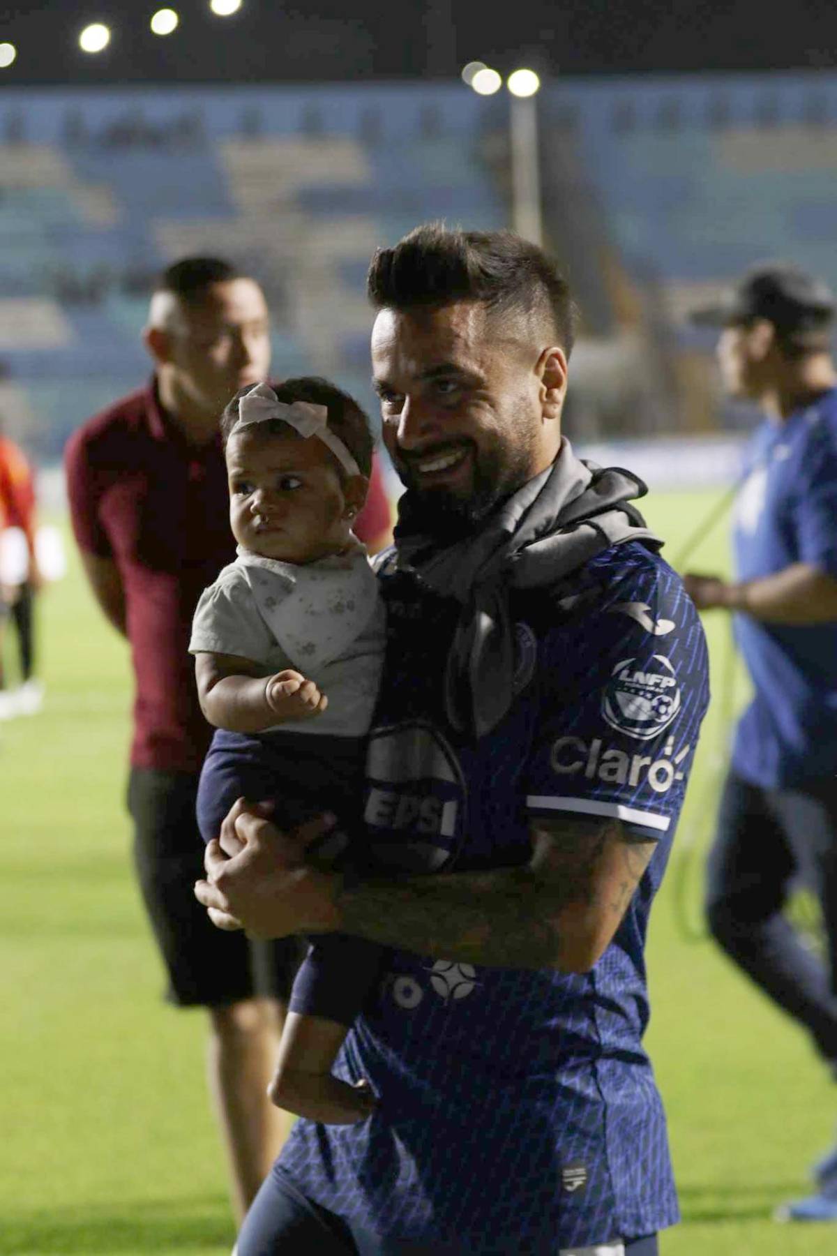 'Tota' Medina pierde la cabeza, festejo a lo Cristiano, mensaje al DT de Honduras en el Clásico y lindas chicas