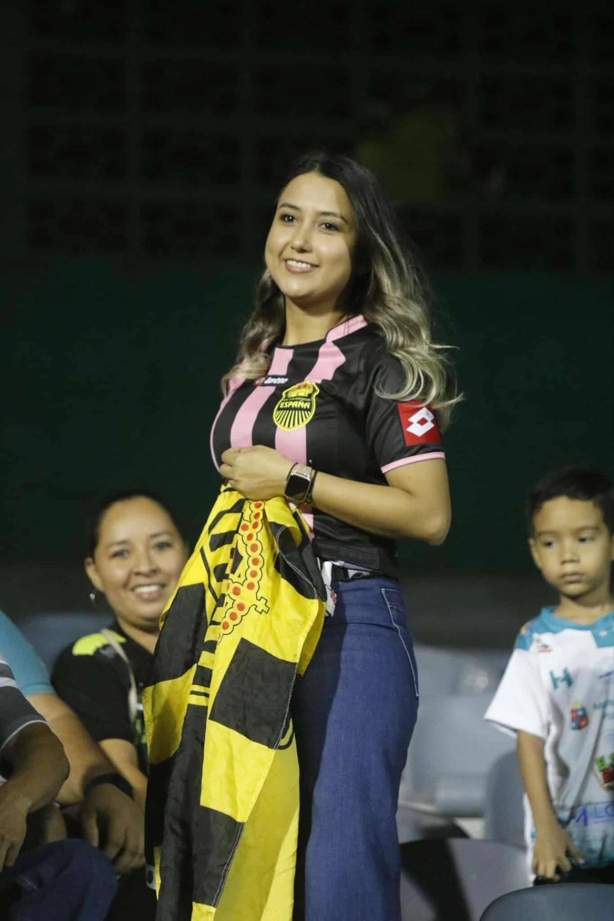 Olimpia y Real España festejan remontadas, jugador termina de portero, inundados y bellezas