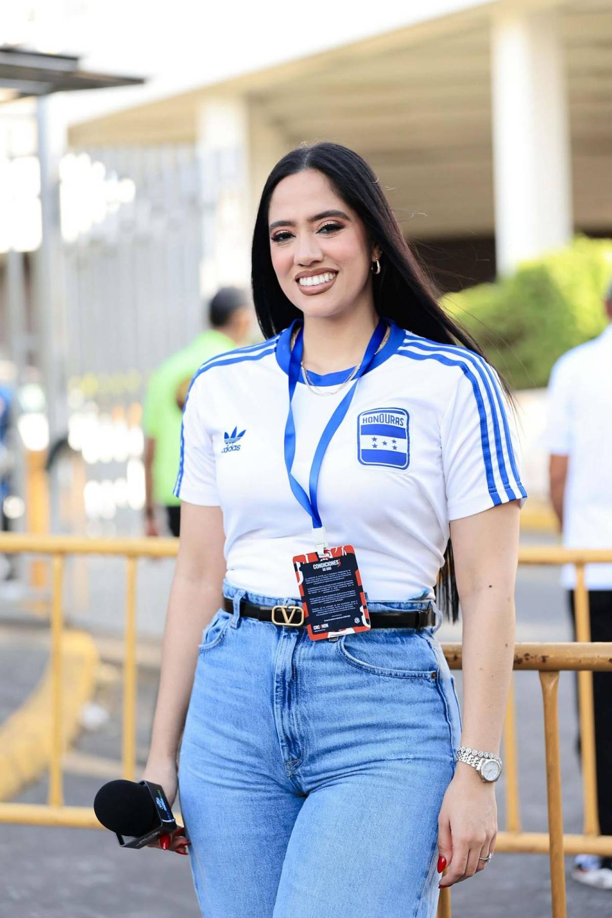Modelos, periodistas y una exMiss: las bellas chicas del Costa Rica vs Honduras