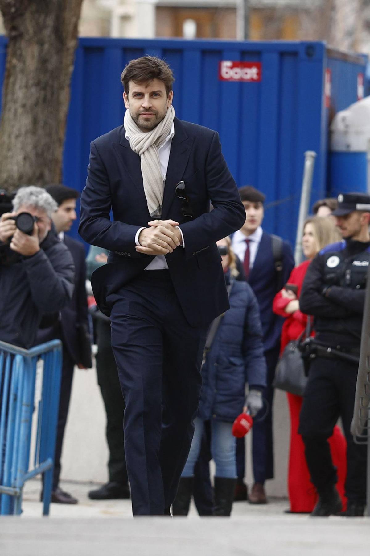 Gerard Piqué rompe a llorar ante el juez, mientras Shakira factura