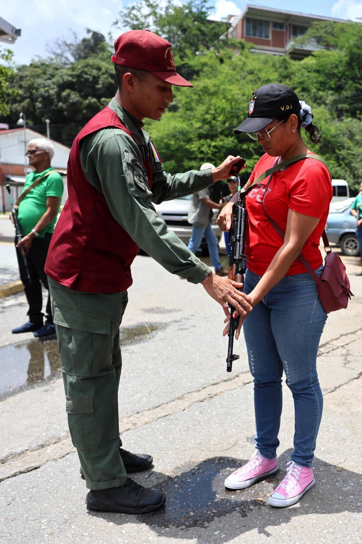 Maduro ordena entrenamiento militar de civiles ante un eventual ataque de EEUU