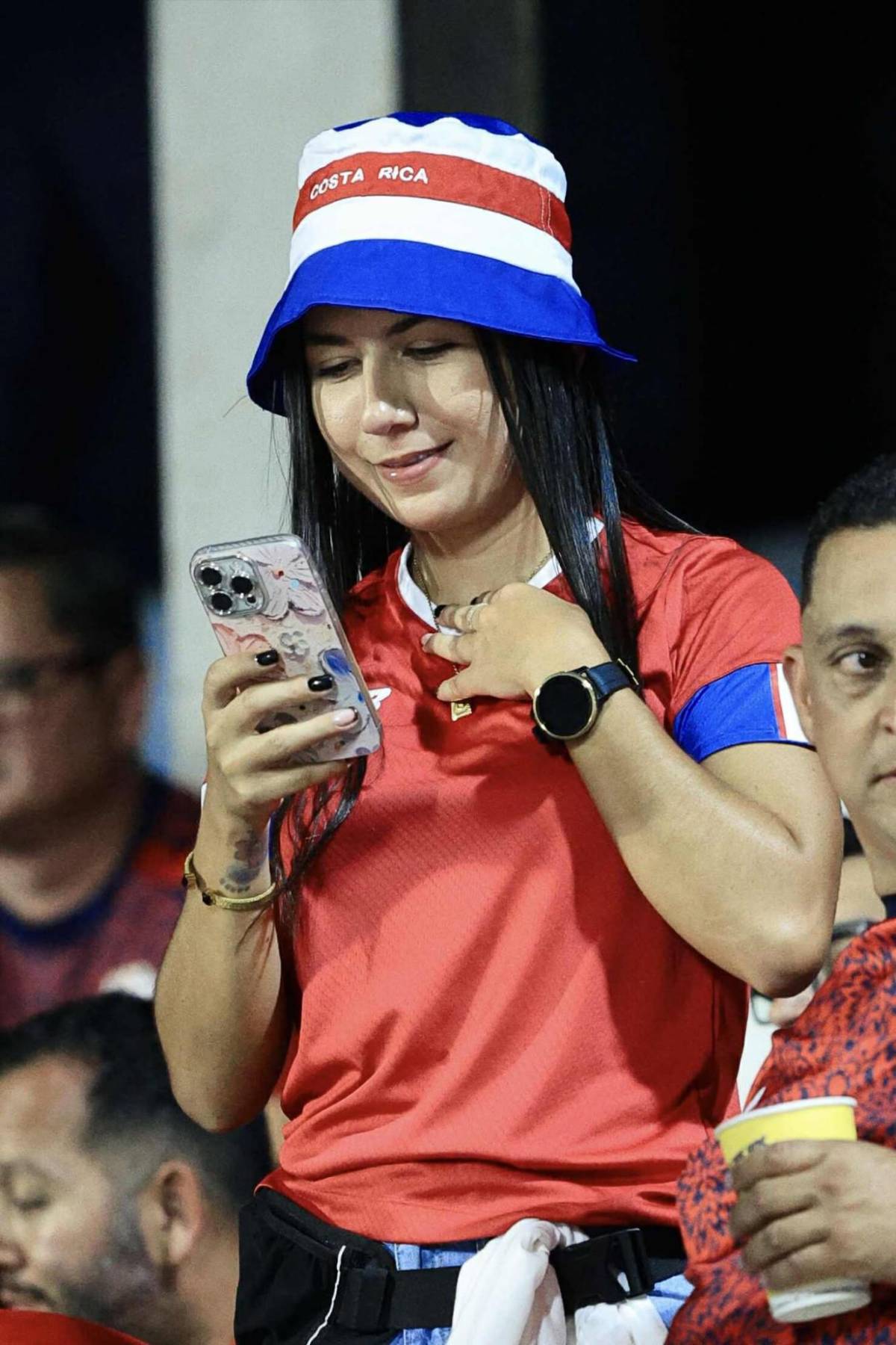 Modelo enamora en el Honduras-Costa Rica y derroche de bellezas en SPS