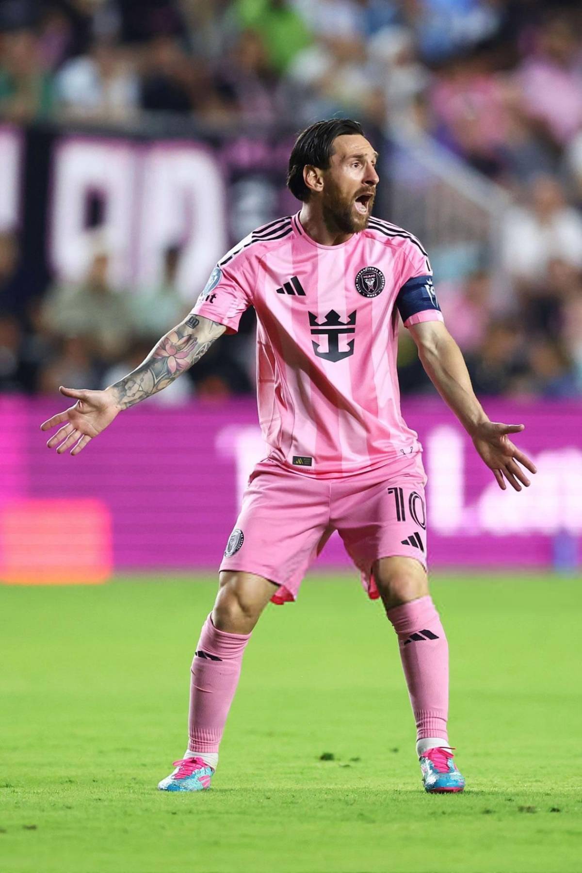 Messi, irreconocible: bronca con rival y enfado de Suárez con Saíd Martínez