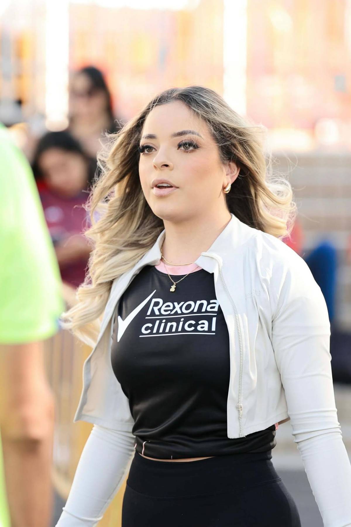 Modelos, periodistas y una exMiss: las bellas chicas del Costa Rica vs Honduras