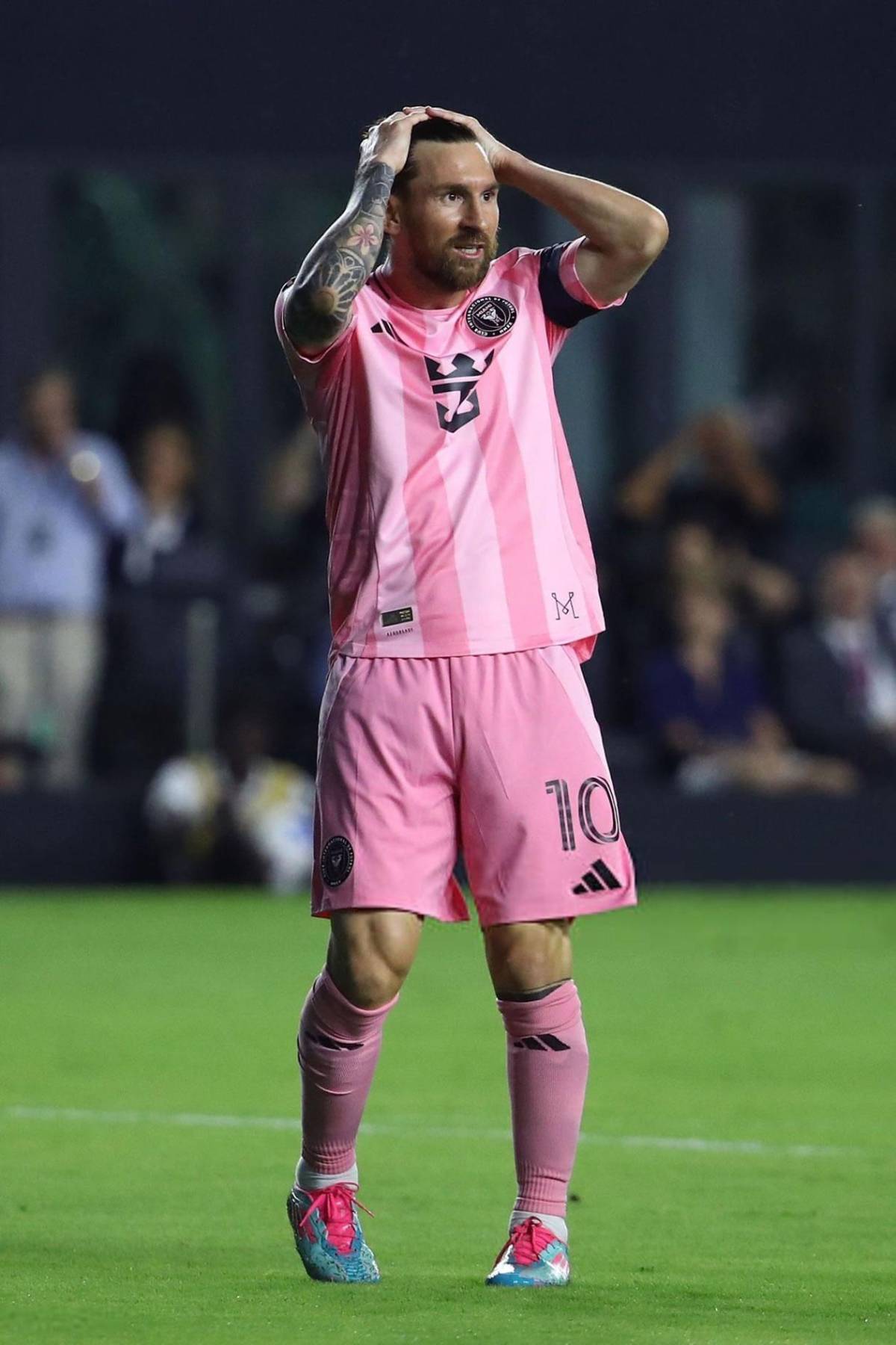 Messi, irreconocible: bronca con rival y enfado de Suárez con Saíd Martínez