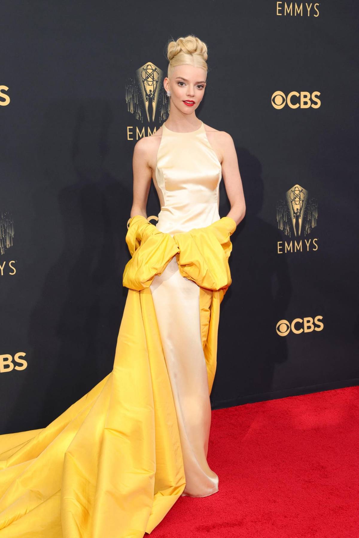 Estrellas de la TV devolvieron el glamour a la alfombra roja de los Emmys