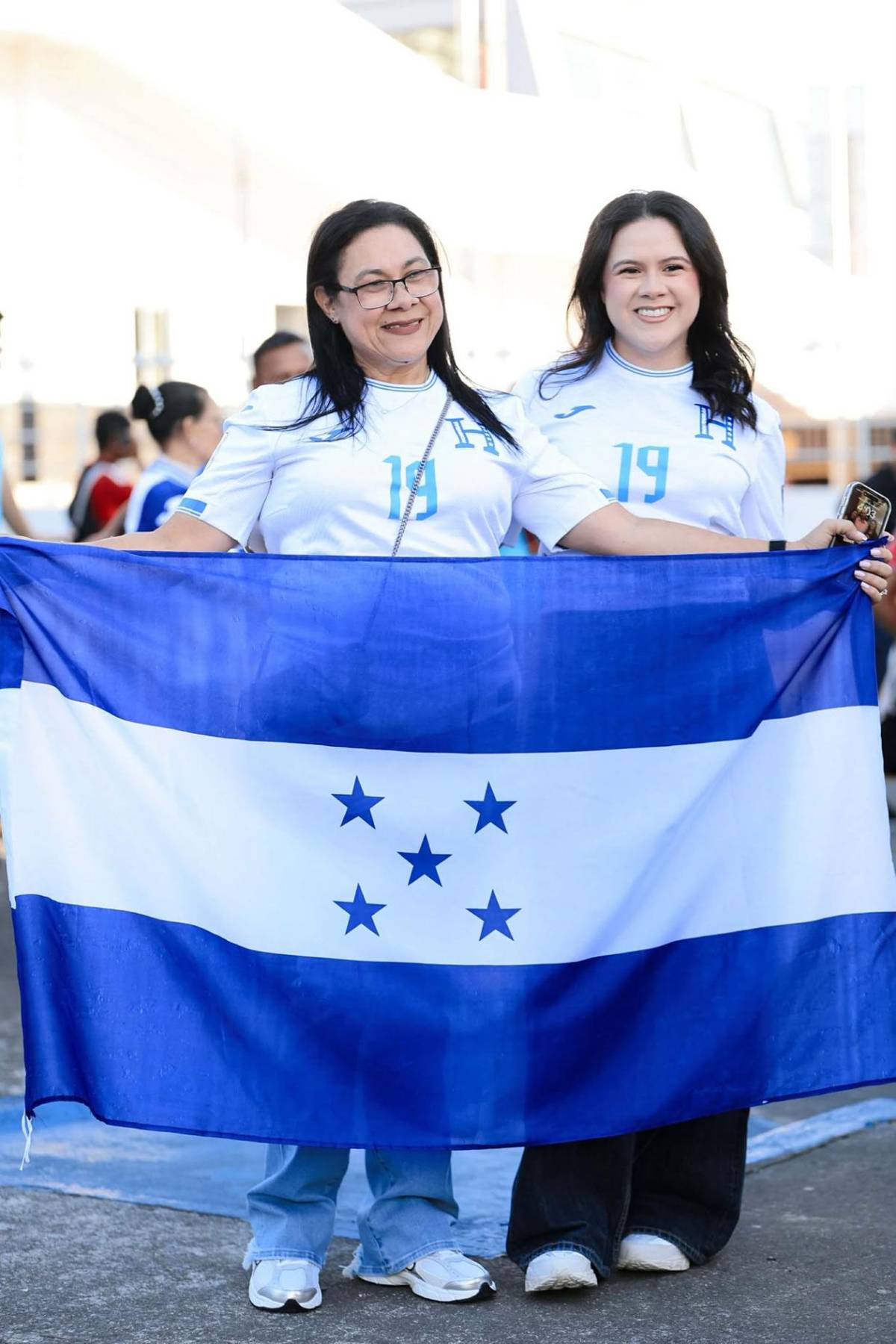 Modelos, periodistas y una exMiss: las bellas chicas del Costa Rica vs Honduras