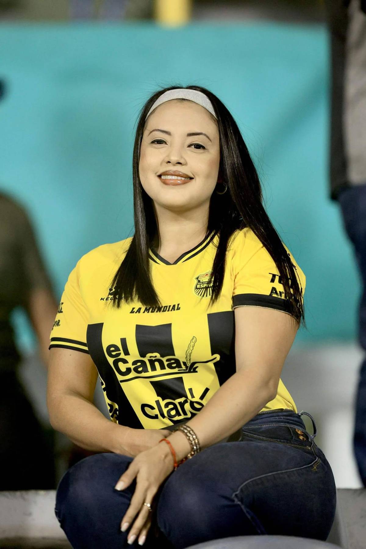 Periodista y bellas chicas roban miradas en triangular Real España vs Olimpia