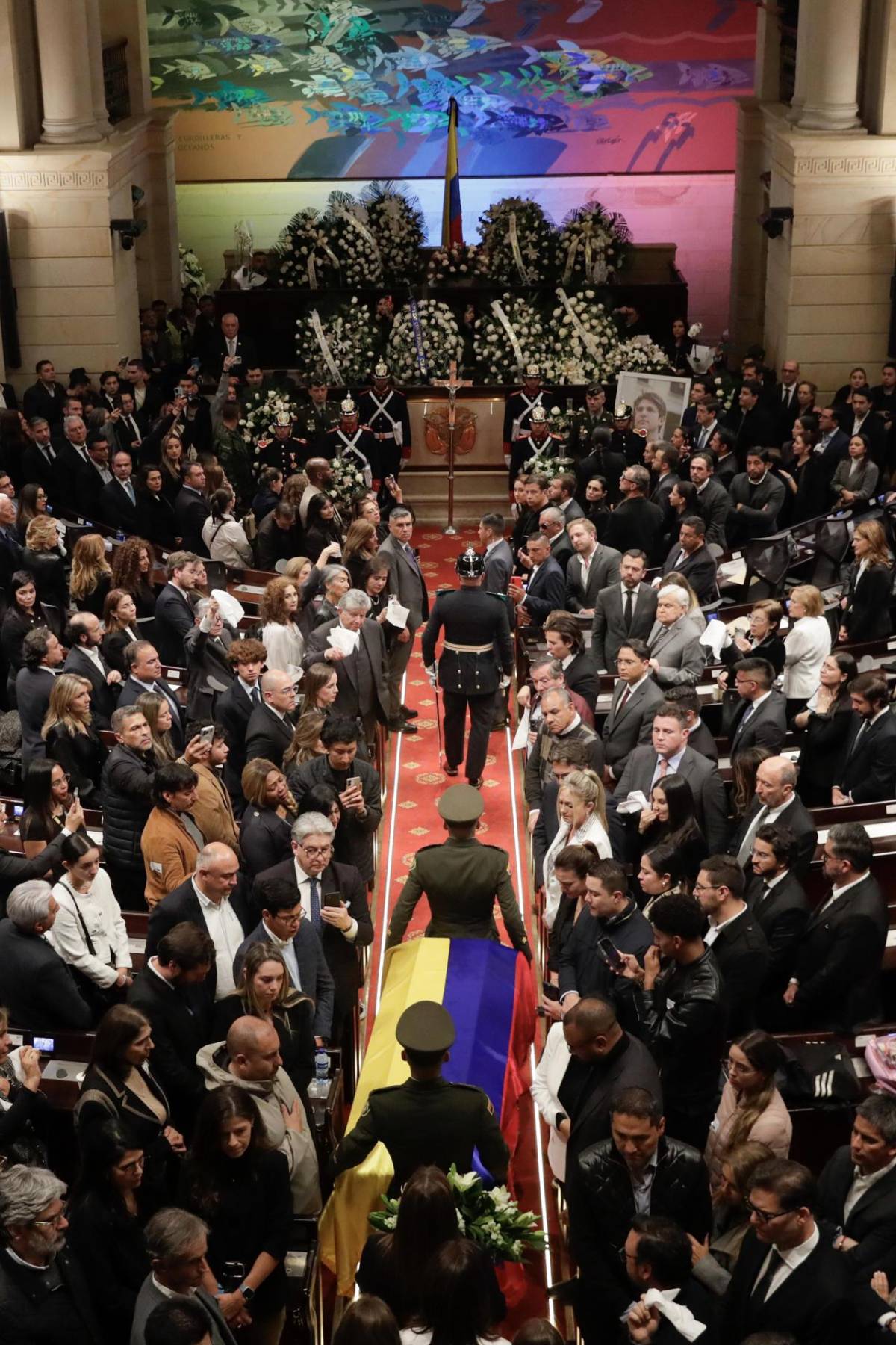 Los colombianos dan el último adiós a Uribe Turbay con flores blancas en el Capitolio