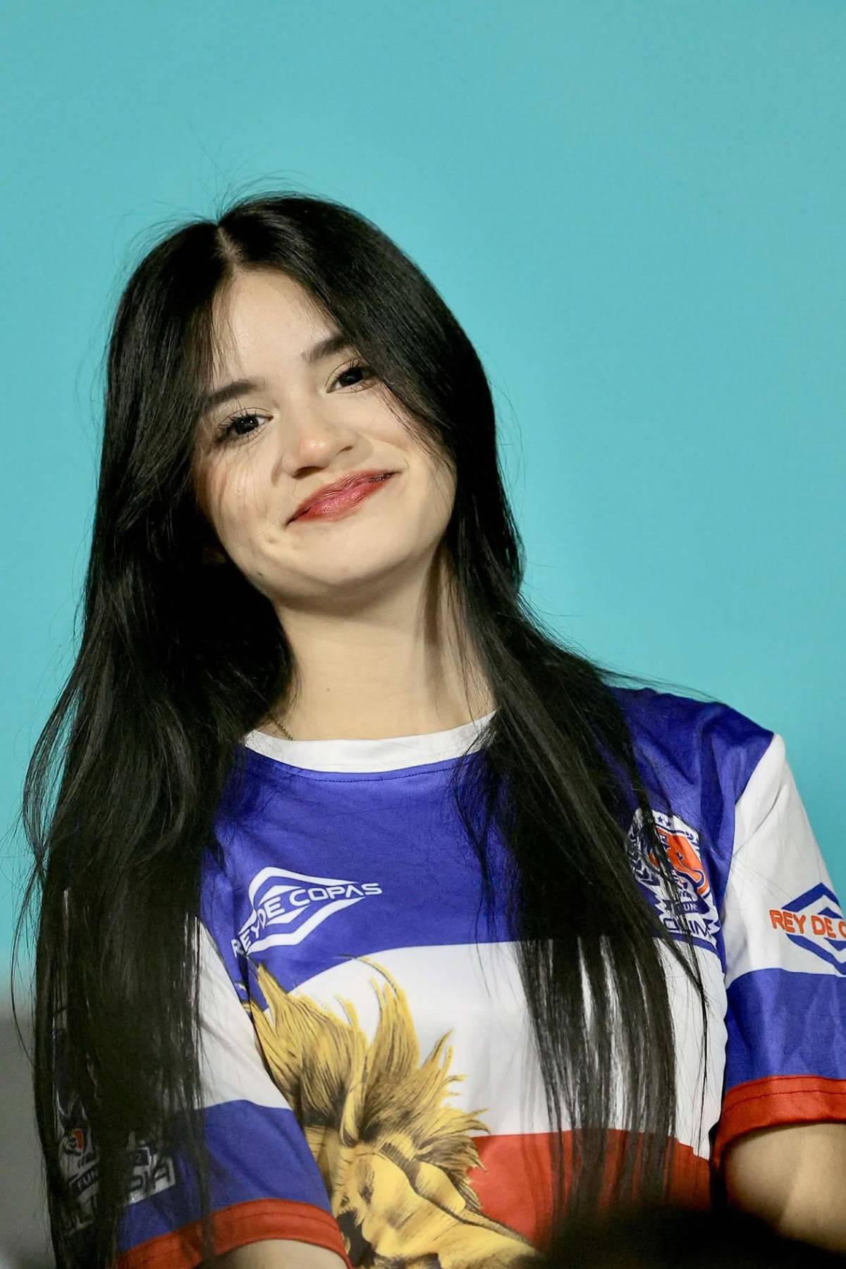 Periodista y bellas chicas roban miradas en triangular Real España vs Olimpia