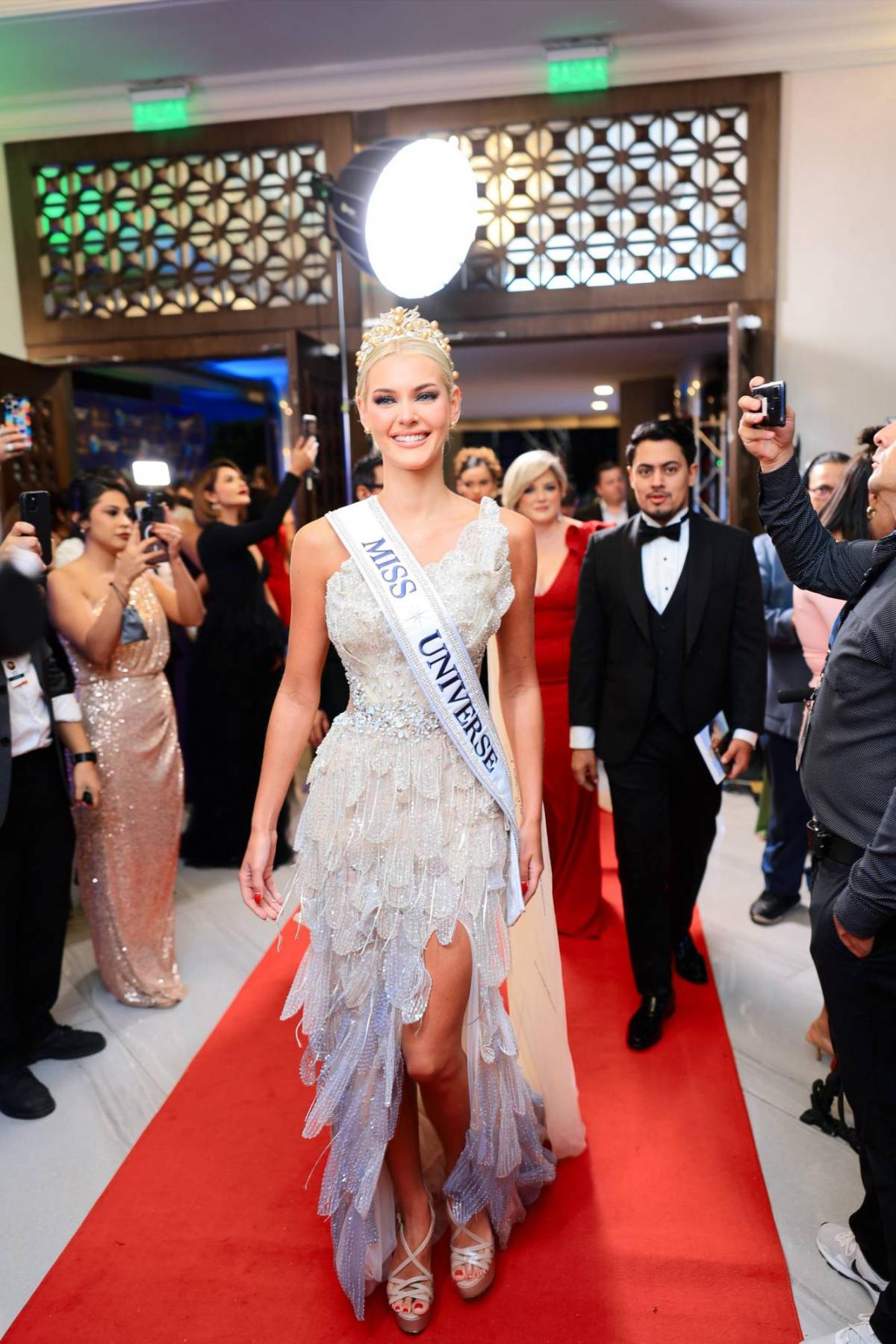 ¡Barbie hecha realidad! Victoria Kjær deslumbra en la gala de Miss Honduras Universo 2025