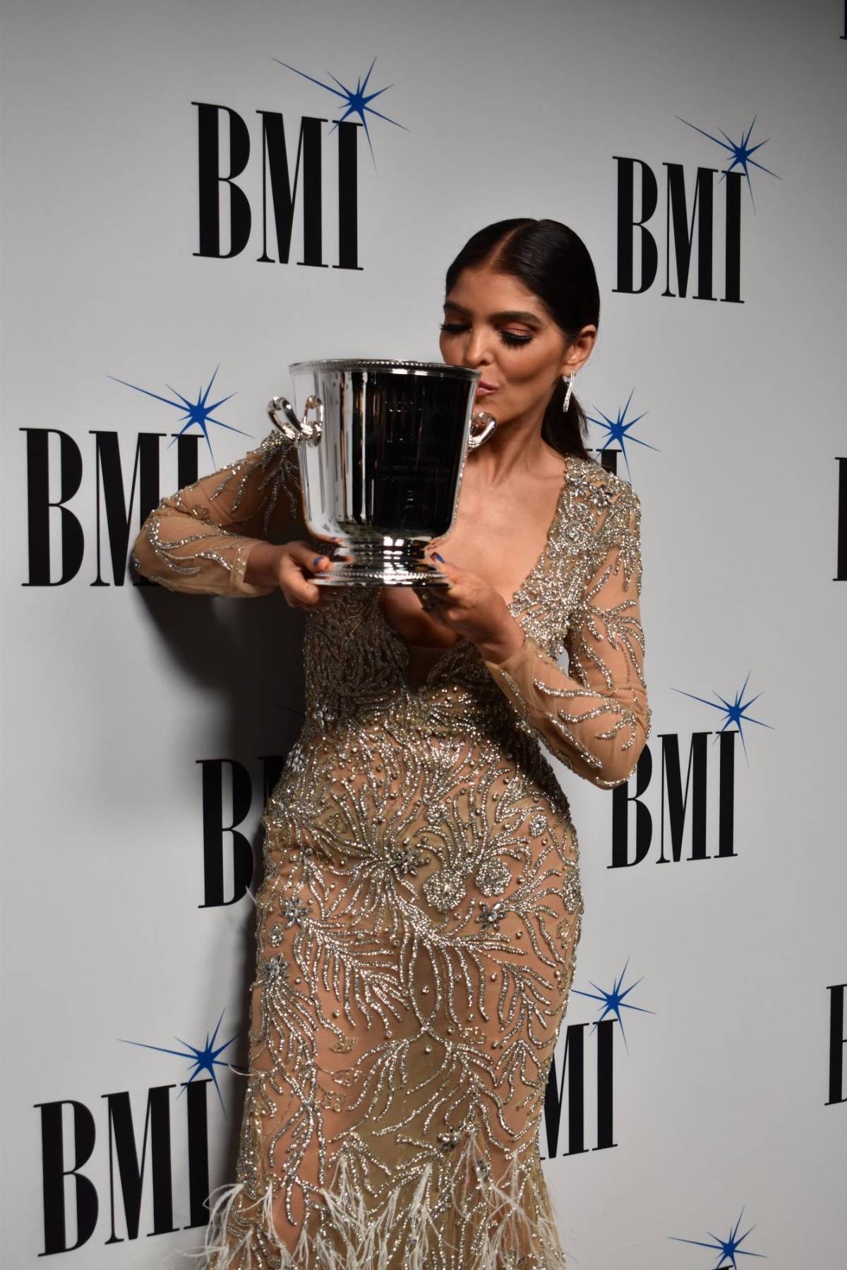 Ana Bárbara recibe el premio Icono en la 30 edición de los BMI Latin Awards