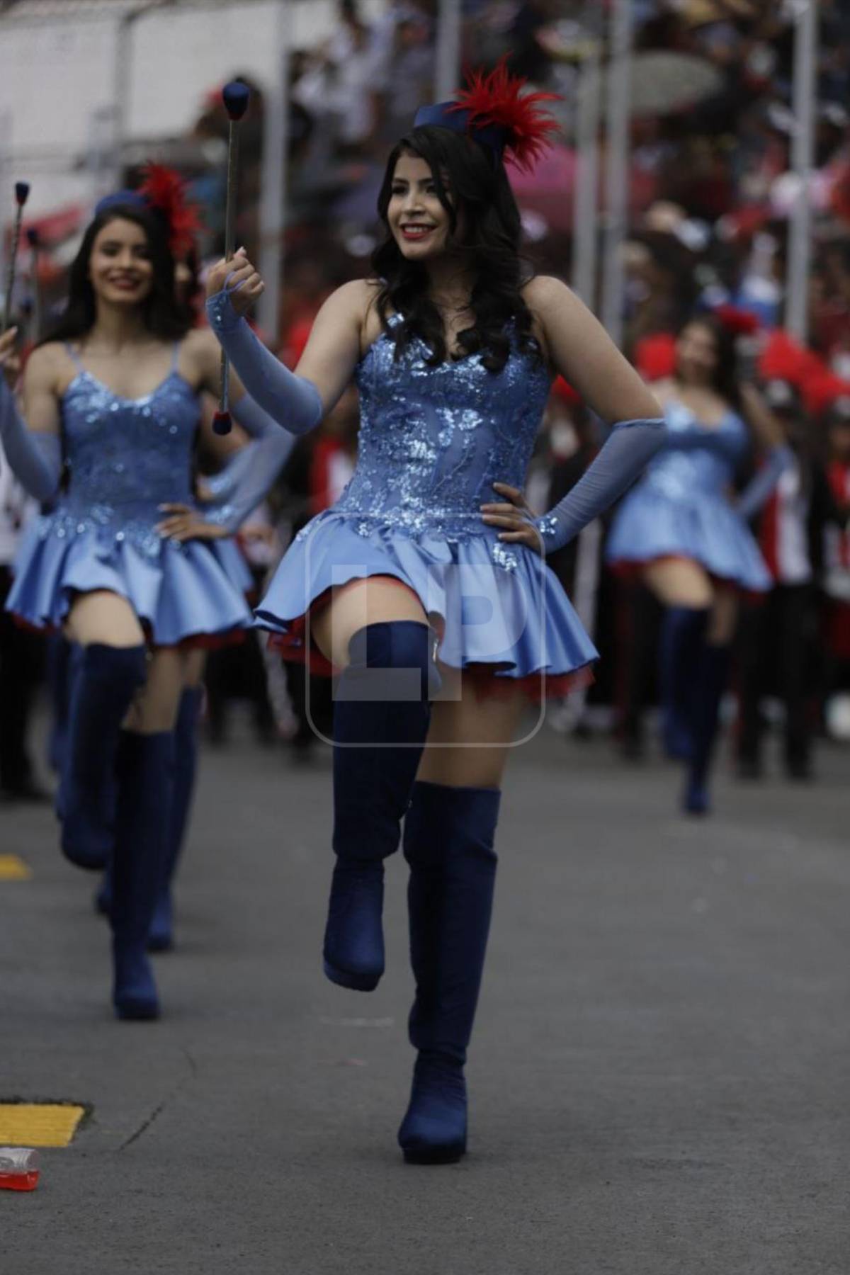 Hermosas palillonas del Jesús Milla Selva brillan en los desfiles