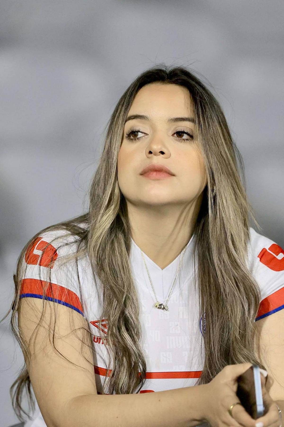 Periodista y bellas chicas roban miradas en triangular Real España vs Olimpia