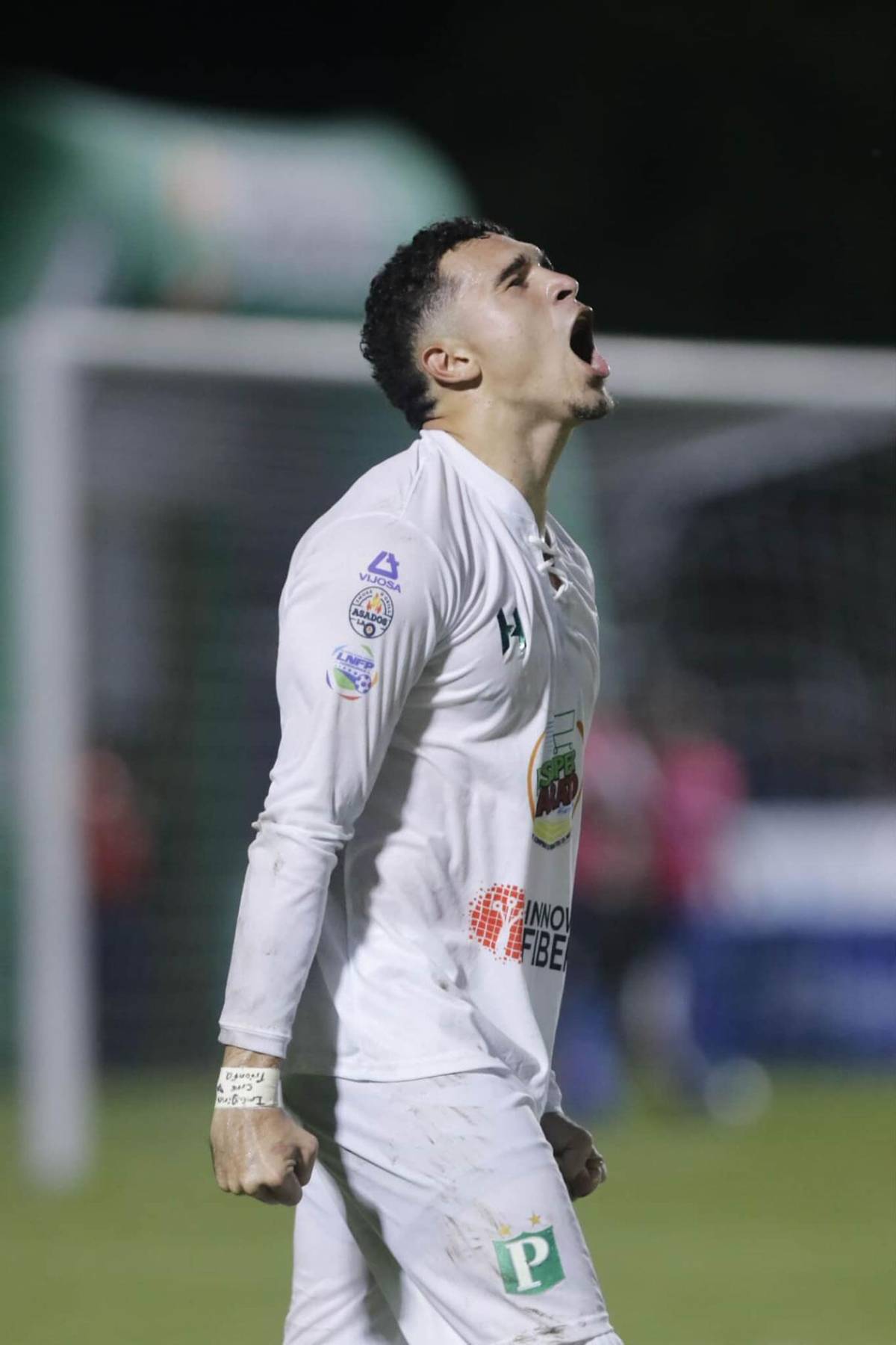 Erick Puerto llora tras su póker, locura en Choloma y fan más sexy del Platense
