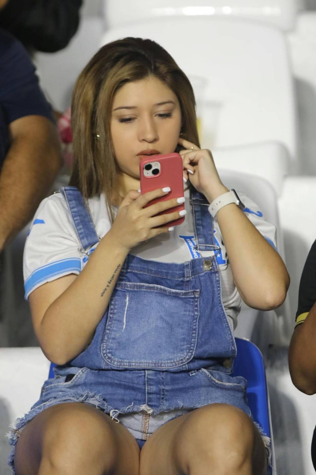 Esposa de futbolista cautiva y el descuido de chica: las bellezas del Honduras vs Jamaica