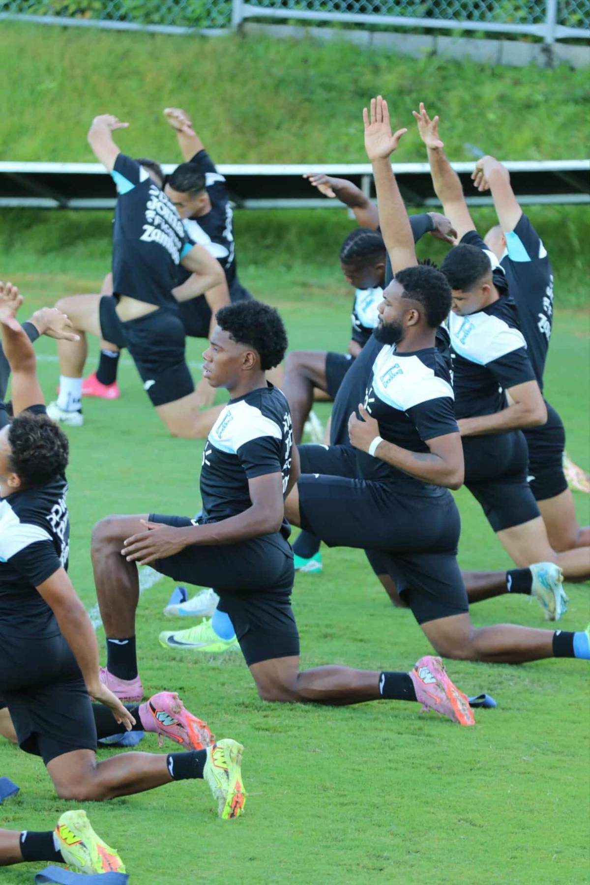 Selección de Honduras tuvo primer entreno, caras nuevas y alarma con jugador