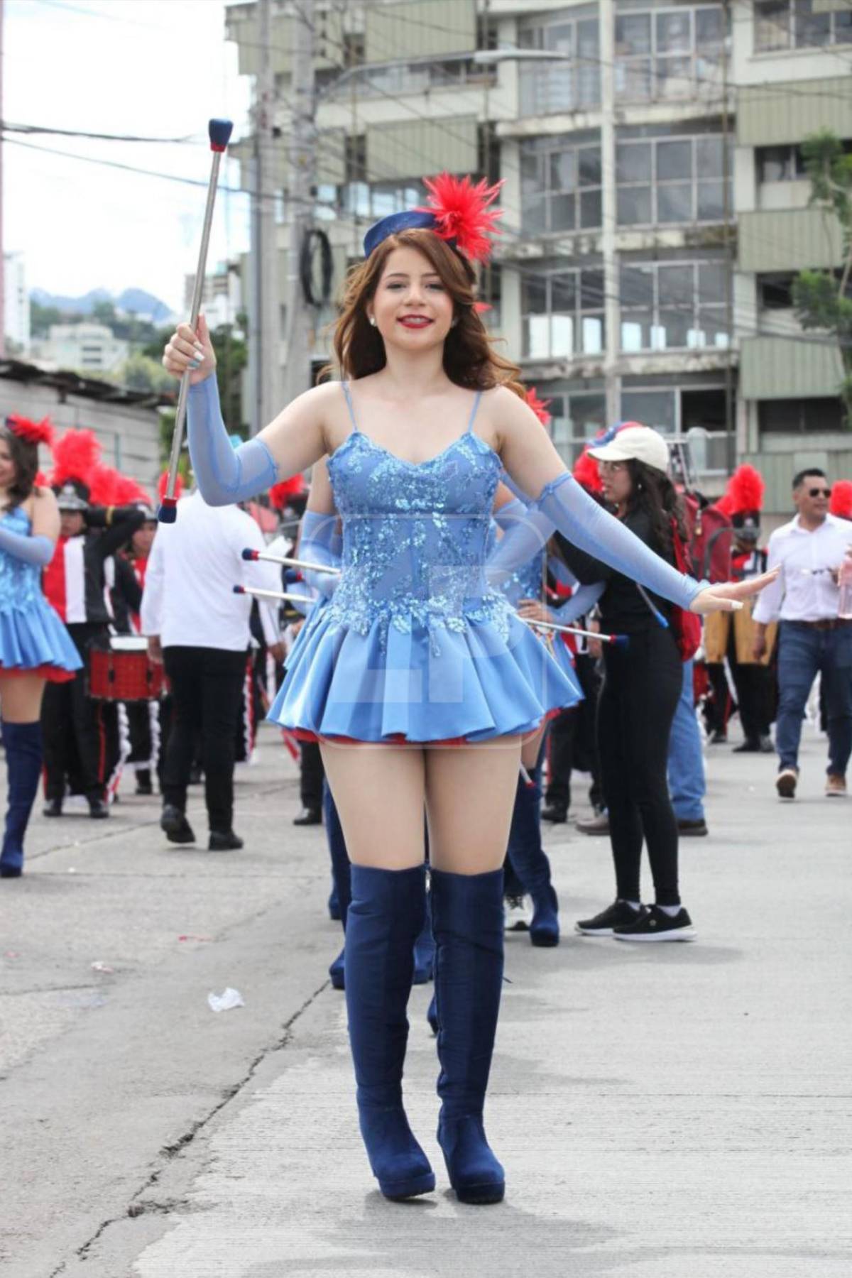 Hermosas palillonas del Jesús Milla Selva brillan en los desfiles