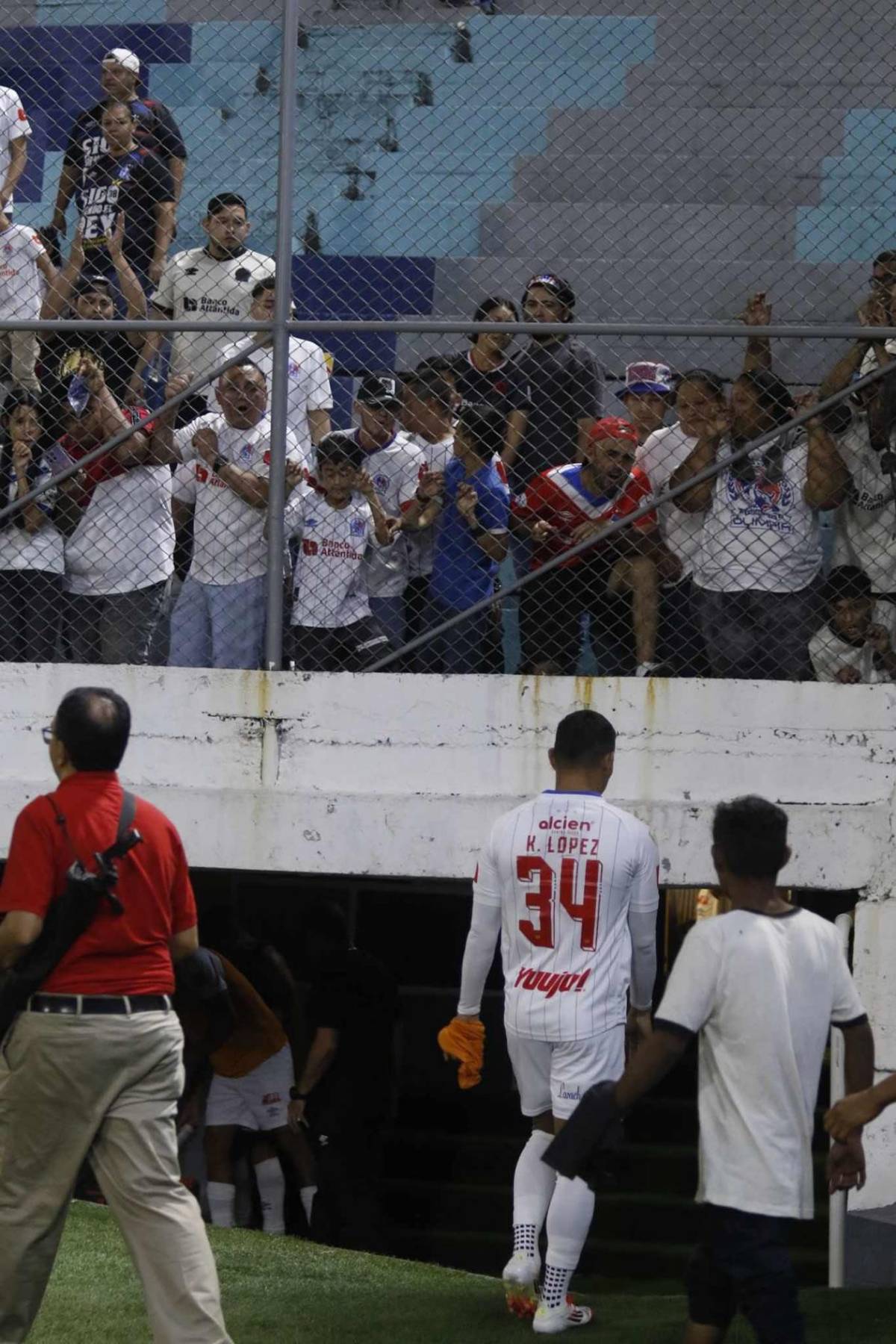 Caras largas en Olimpia, enfado de la afición con Espinel y festejo de Victoria