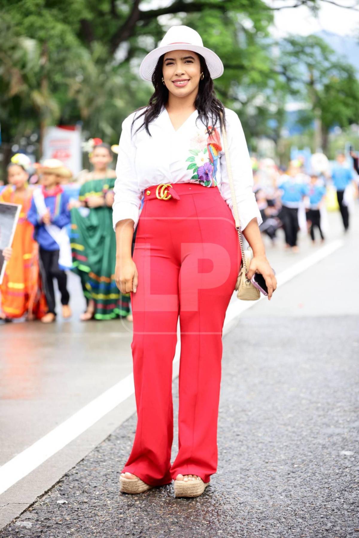 ¿Quién es la bella maestra que roba miradas en los desfiles de SPS?