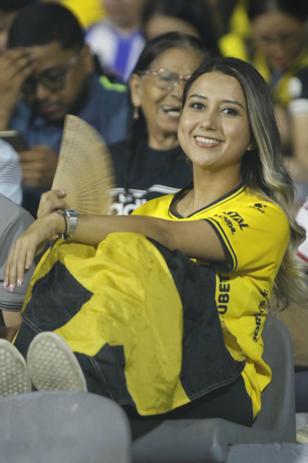 Las lindas chicas del Real España-Olimpia y así luce la cancha del Morazán