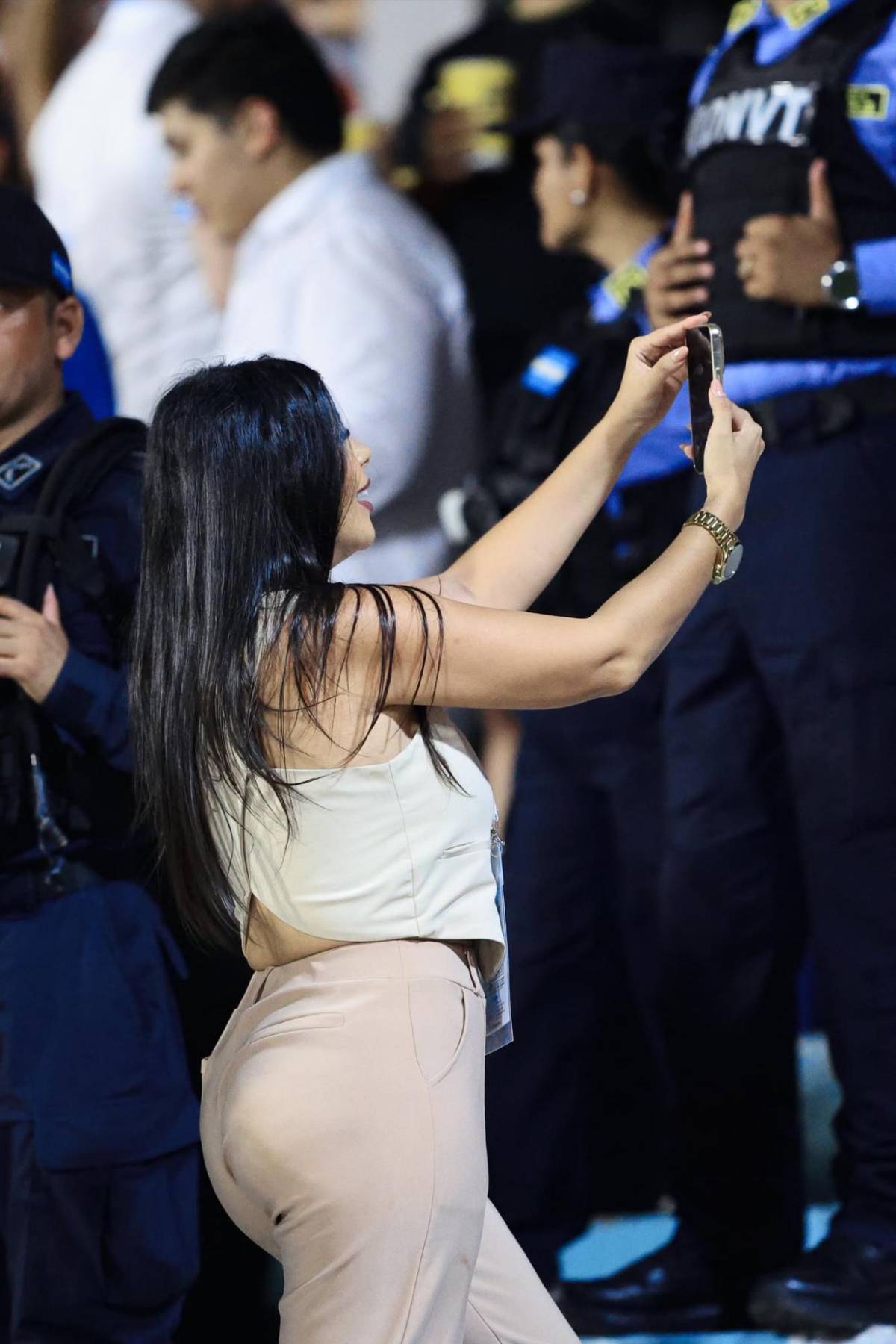 Modelo enamora en el Honduras-Costa Rica y derroche de bellezas en SPS