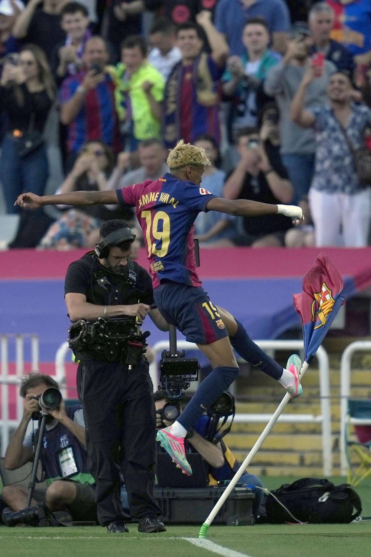 Barcelona festeja los títulos ante su afición, show de Lamine y Gavi presume a su novia