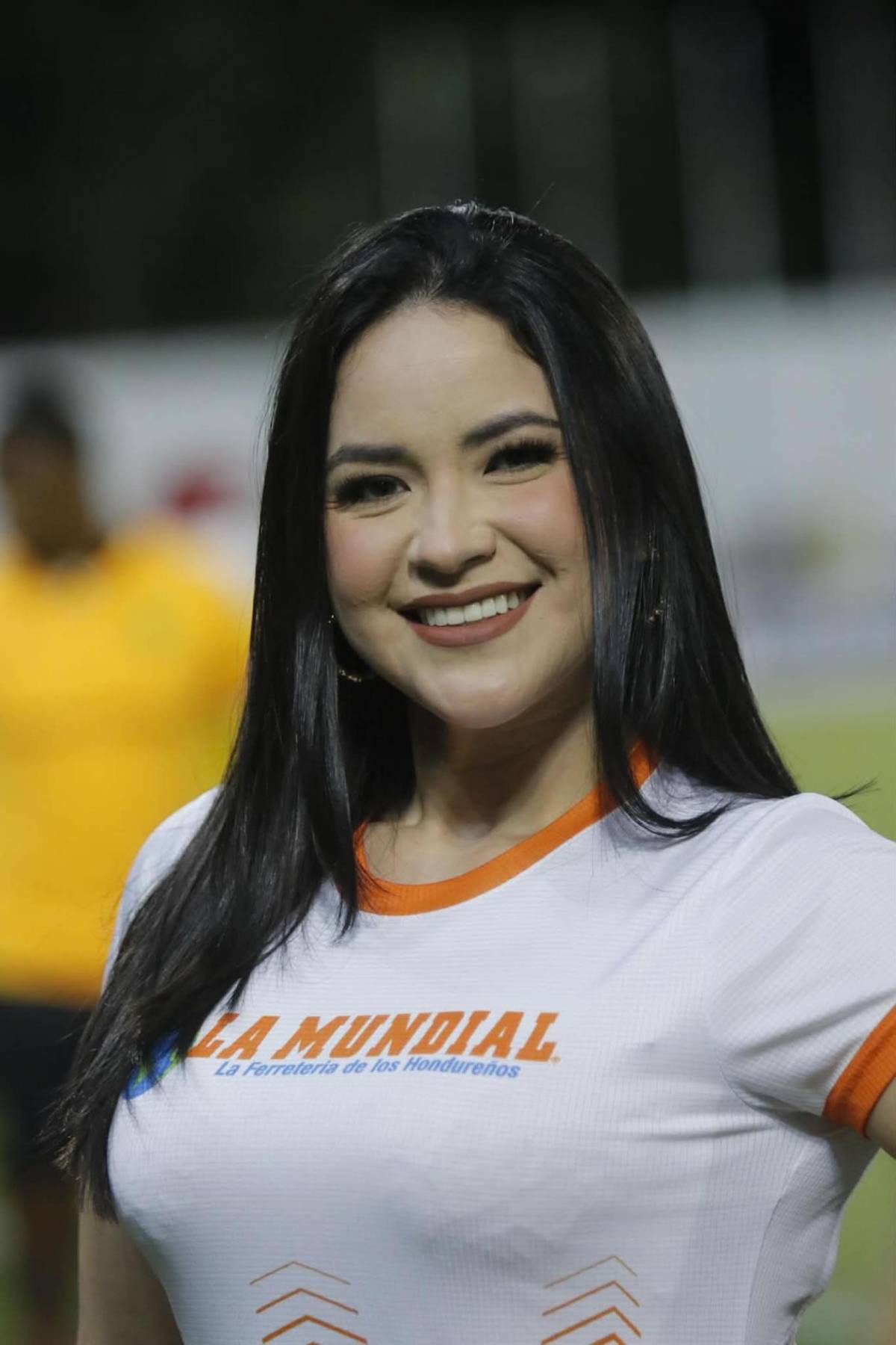 Periodista y bellas chicas roban miradas en triangular Real España vs Olimpia