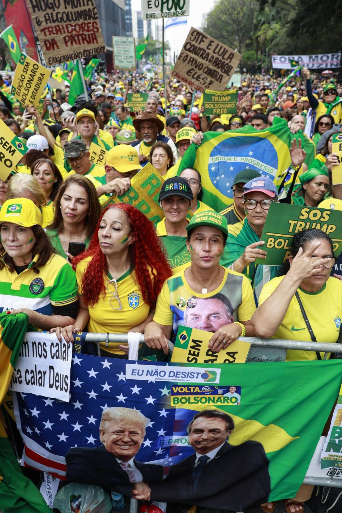 Miles salen a las calles en defensa de Bolsonaro ante juicio por golpismo