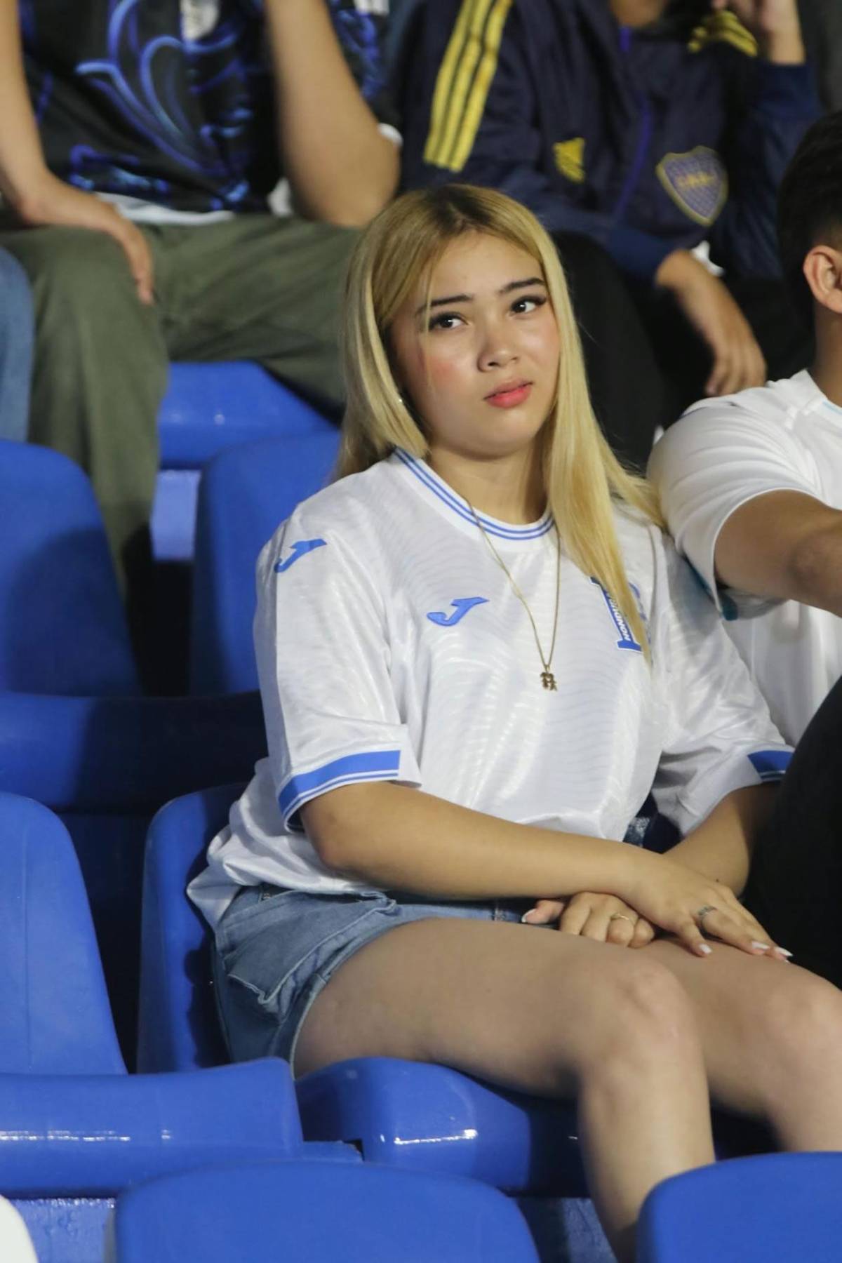 Esposa de futbolista cautiva y el descuido de chica: las bellezas del Honduras vs Jamaica