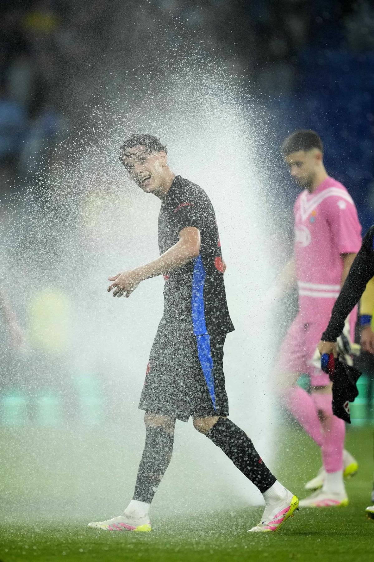Barcelona campeón festeja, Espanyol encendió aspersores, bronca y la orden de Flick
