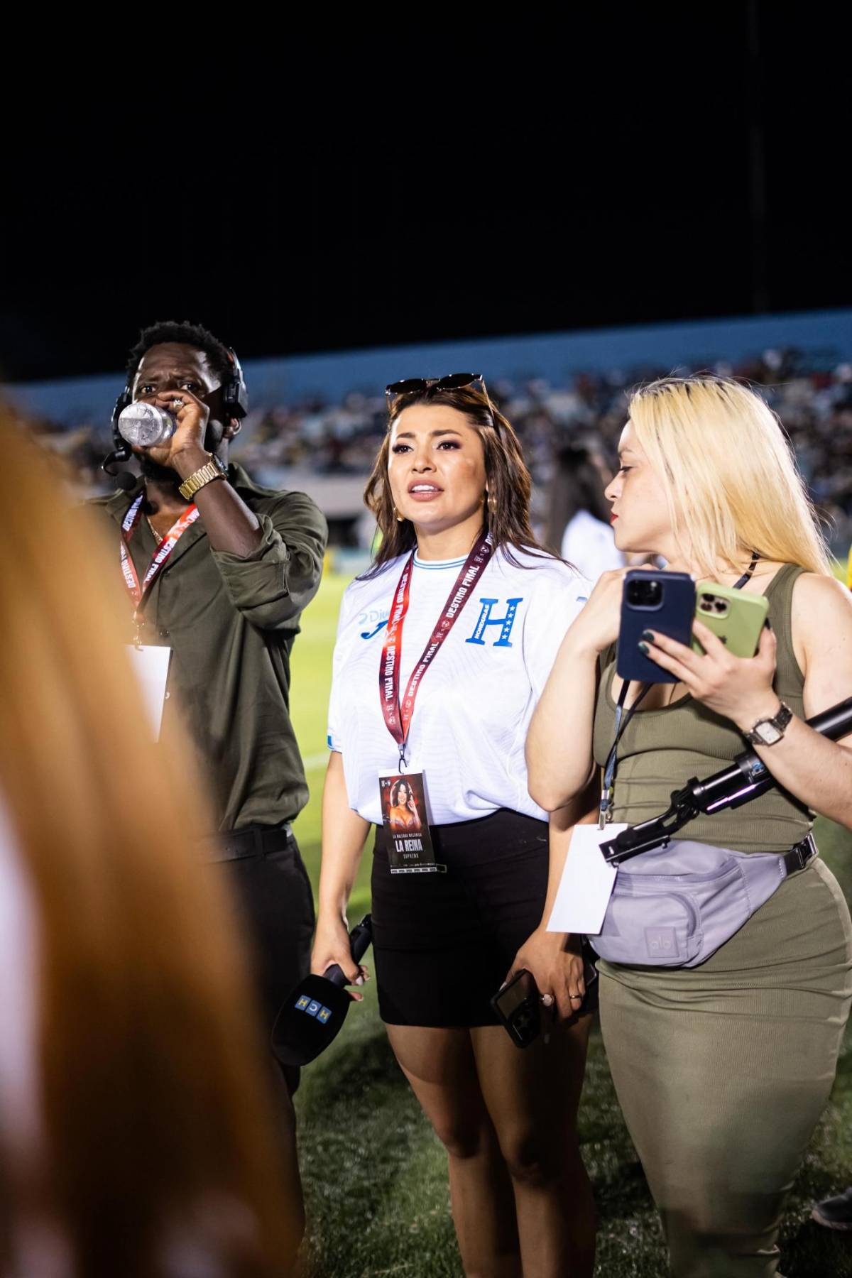 Mamá de Supremo y Milagro Flores se roban el show en el partido de tiktokers en La Ceiba