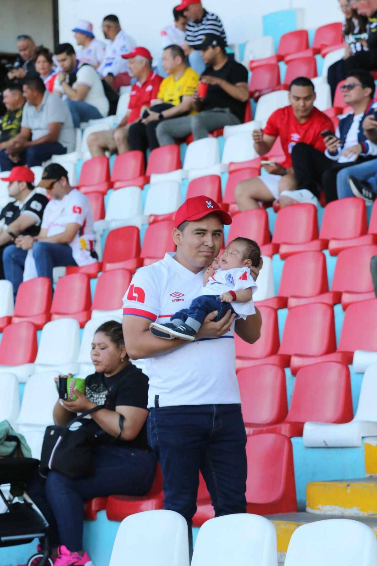 Venezolana cautiva, modelo enamora y las bellezas del Olimpia-Real España