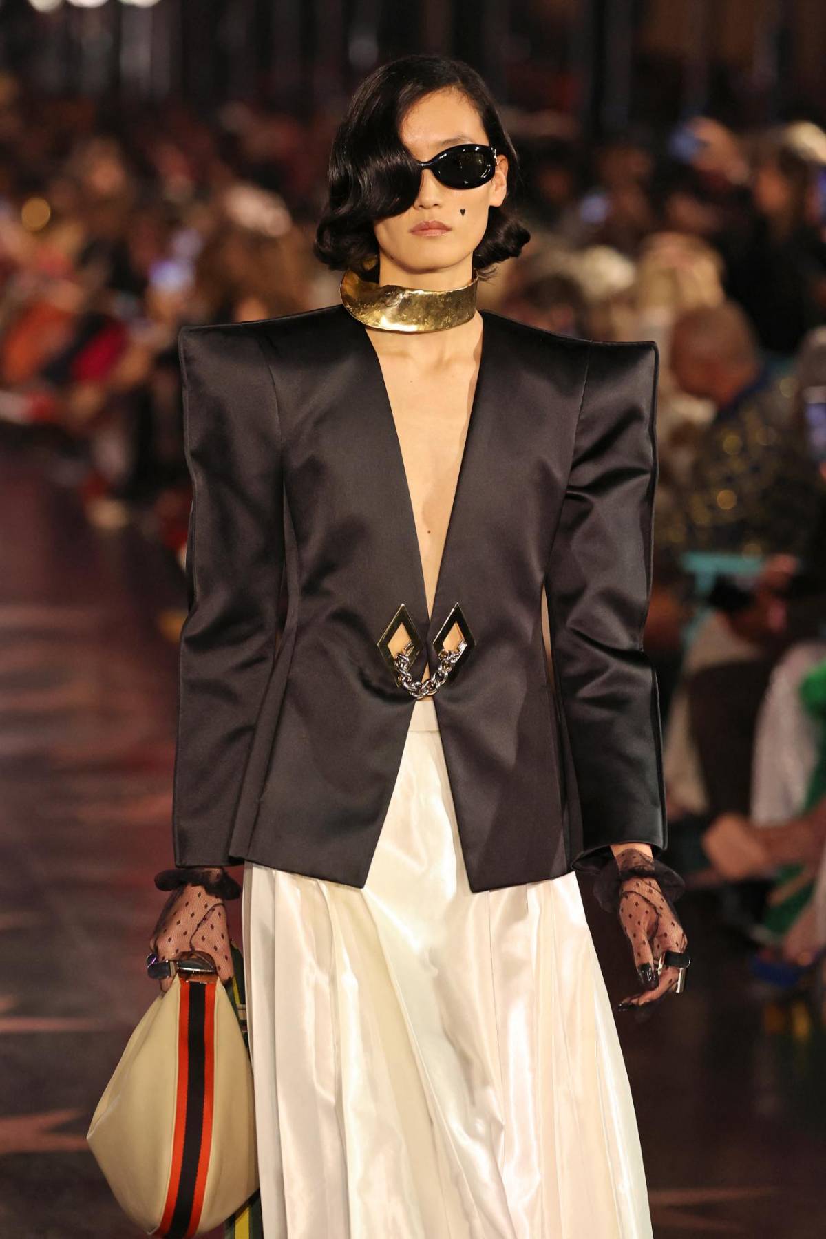 Vuelven las hombreras, “armadura estilística” que empodera a la mujer