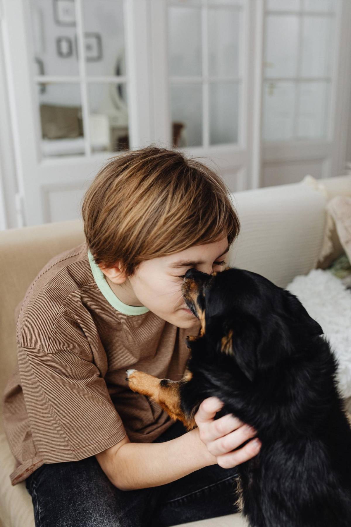 Los niños que crecen con perros son más felices y saludables